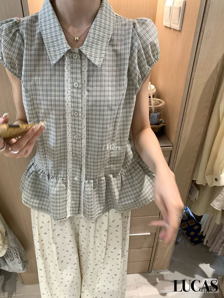 Áo sơ mi caro tay hết bồng cổ bẻ cài cúc viền ren 2 bên nẹp gấu xòe Hers