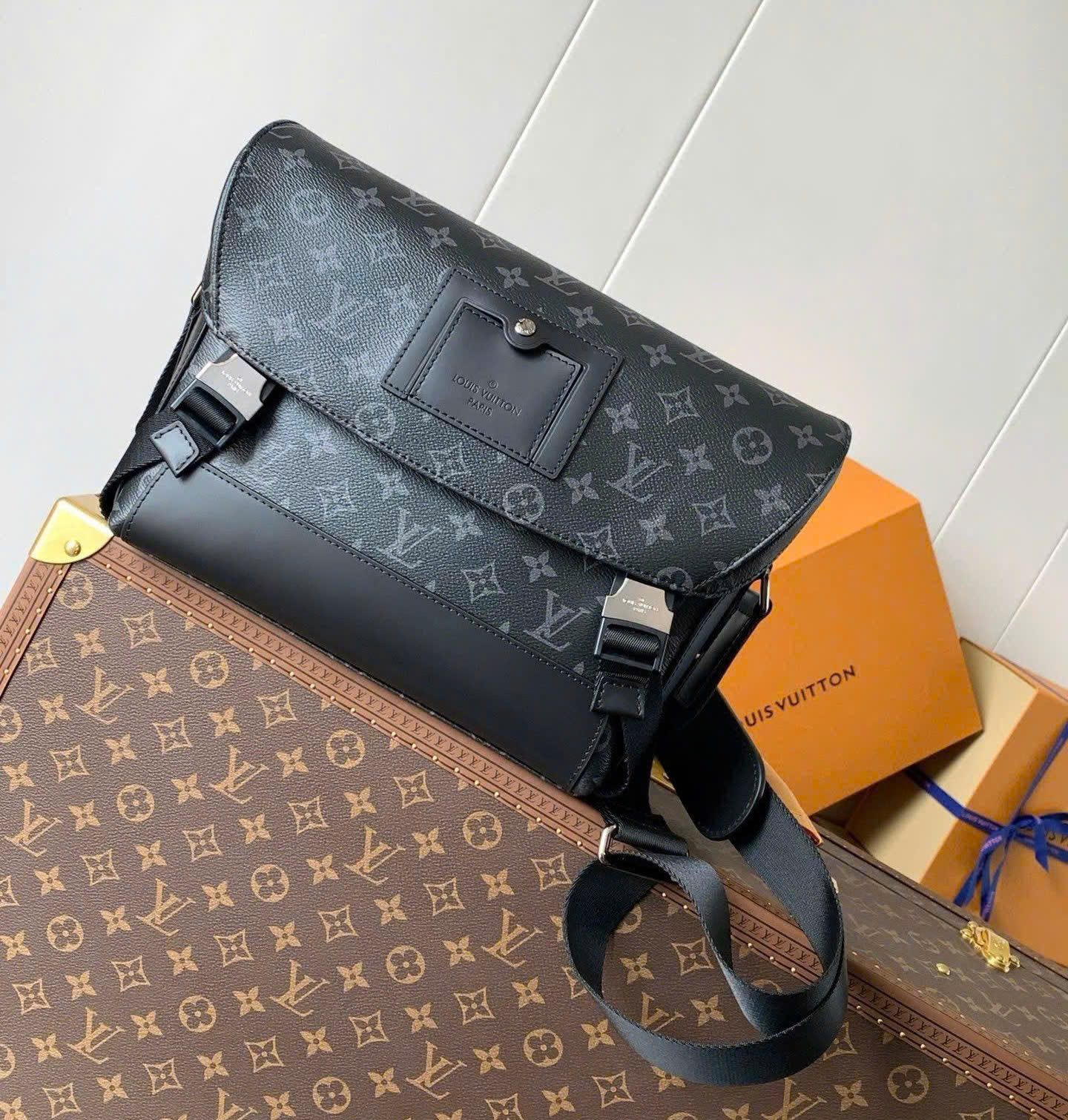Túi đeo Louis Vuitton Messenger PM Voyager Monogram Eclipse