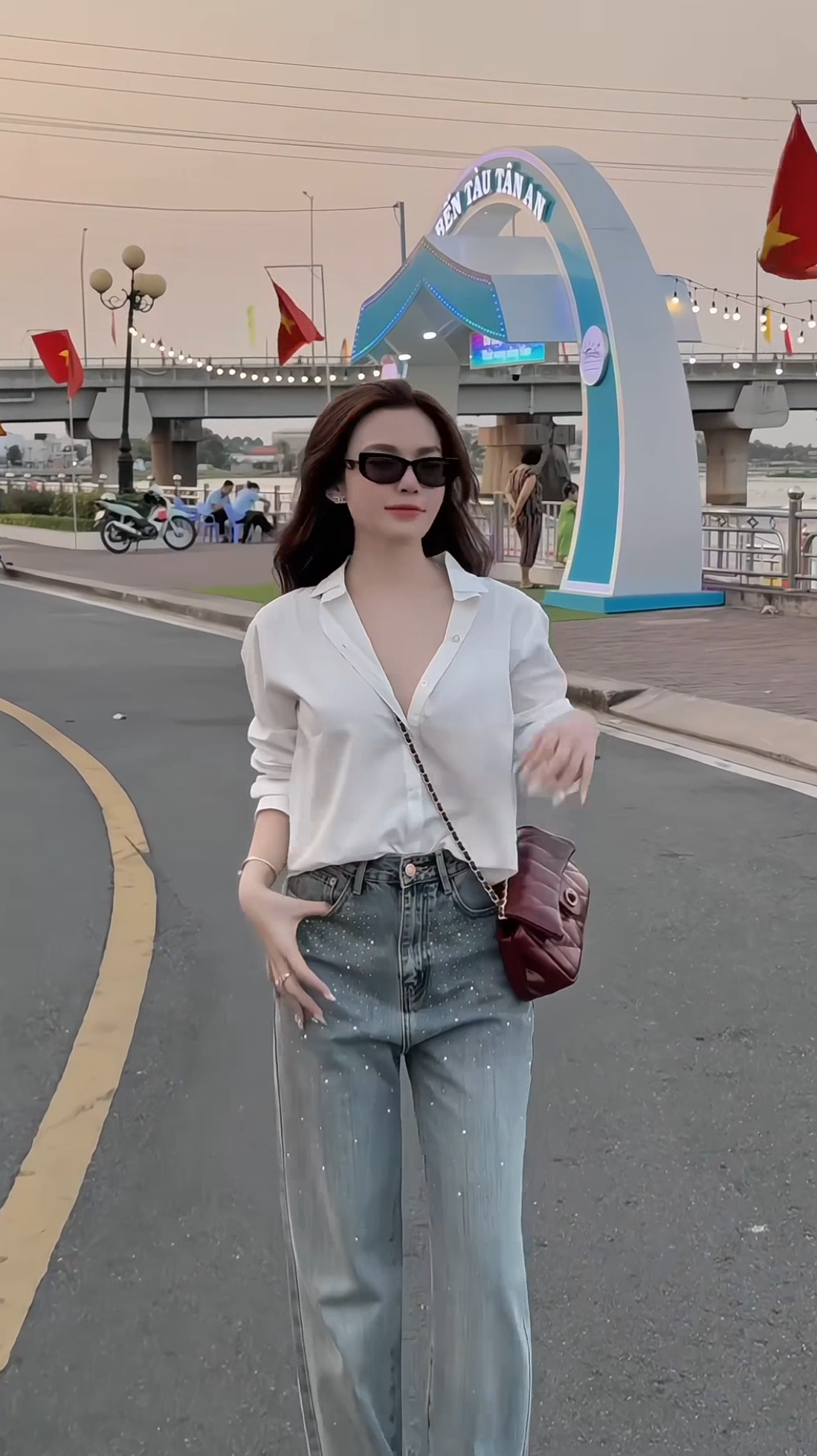 Quần jean đính cườm to 528