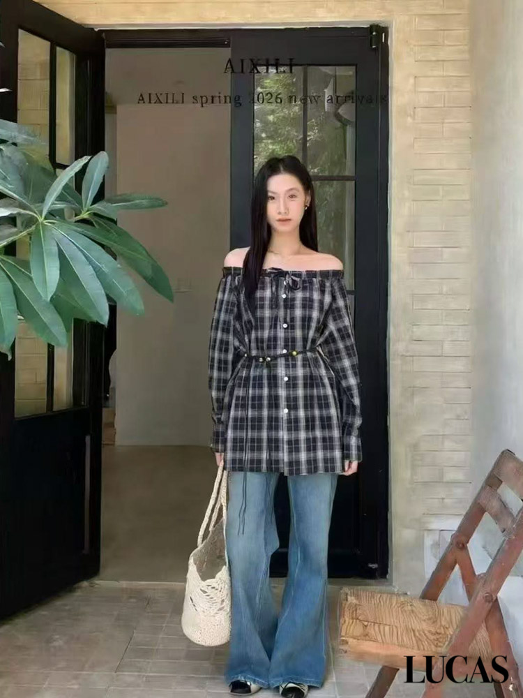 Áo trễ vai kẻ caro cài cúc dáng dài, dài tay cúc trắng buộc nơ ngực