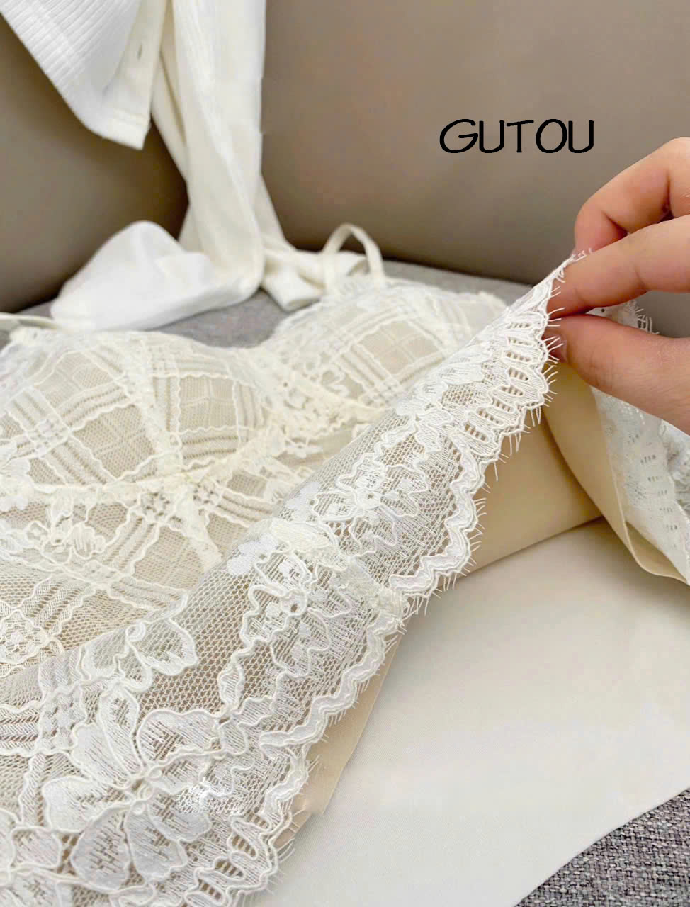 [ GUTOU ] Áo Hai Dây Viền Ren Lace Flowers_thumbnail_6