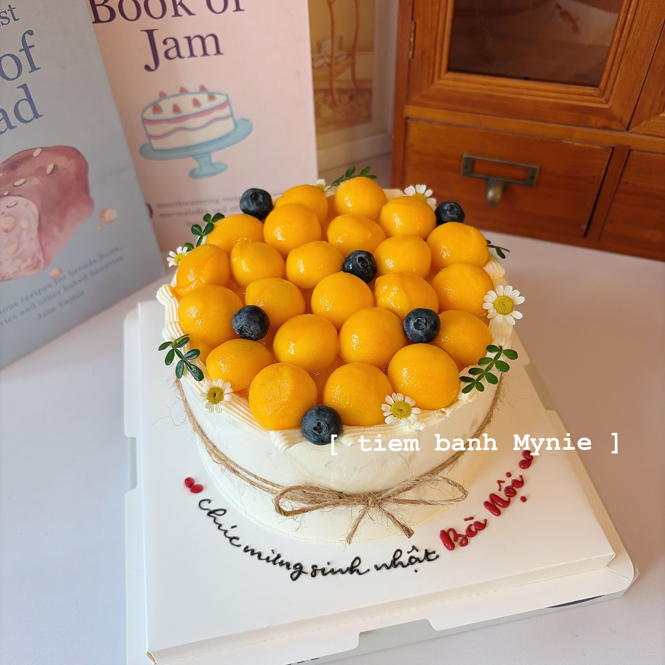 Bánh kem trang trí trái cây mix xoài và việt quất TT0002
