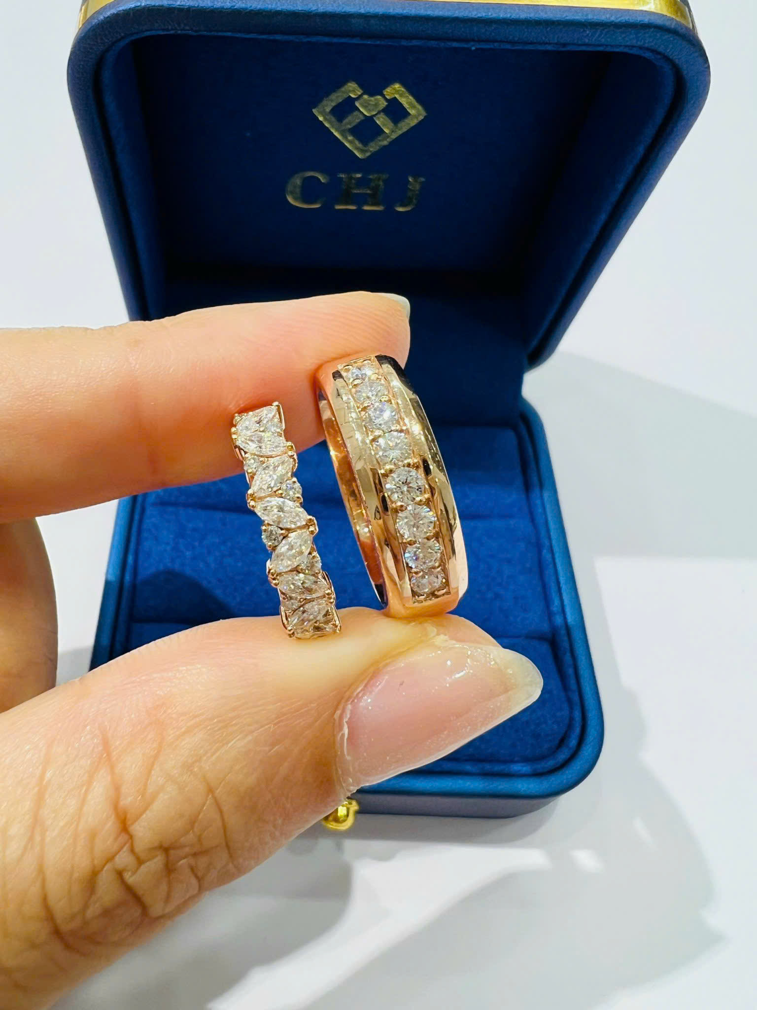 Nhẫn Cầu Hôn và Nhẫn Cưới Khác Nhau Như Thế Nào? Có Cần Mua Cả Hai? (2026)