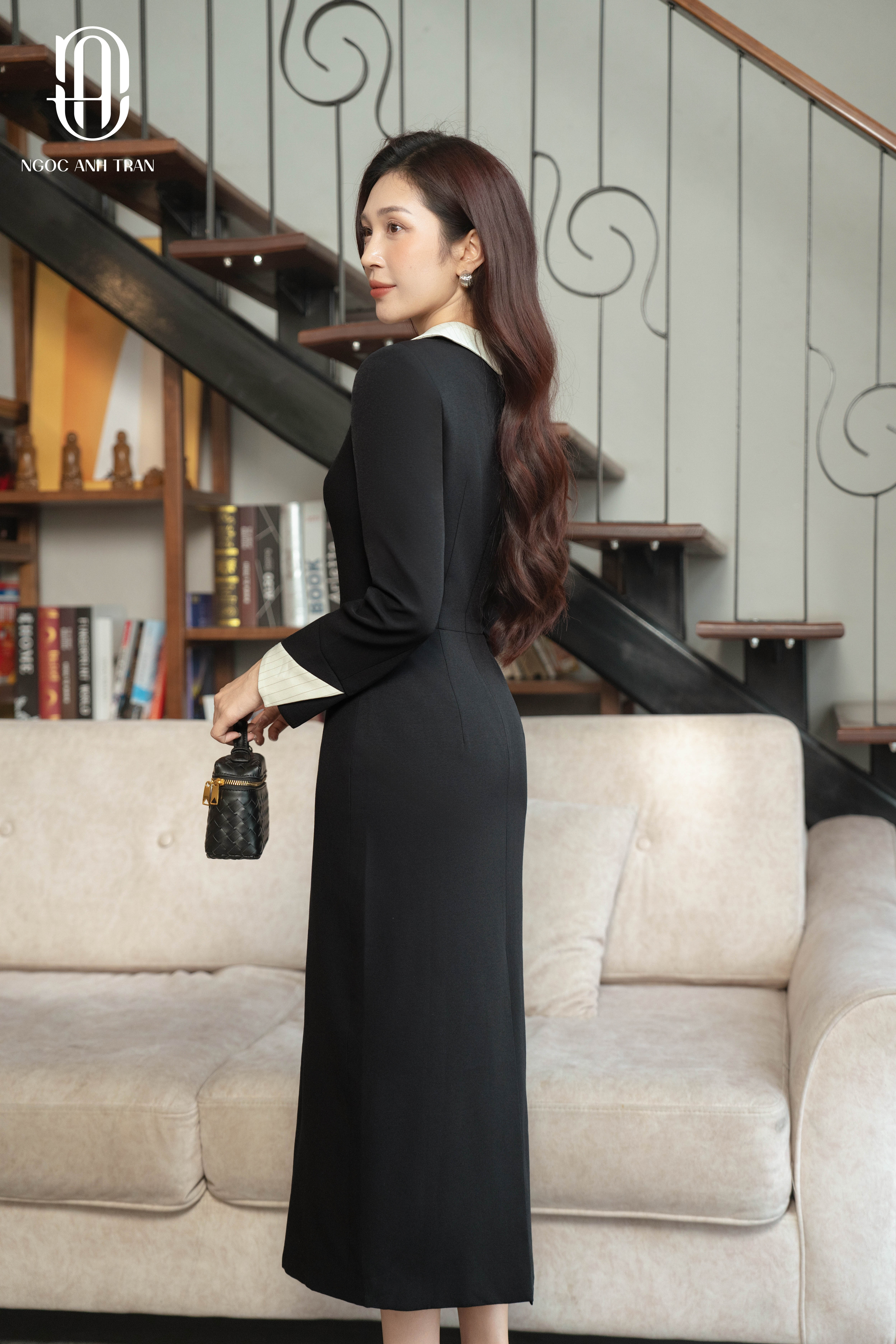 D164 - Đầm đen dài tay phối cổ V kẻ trắng