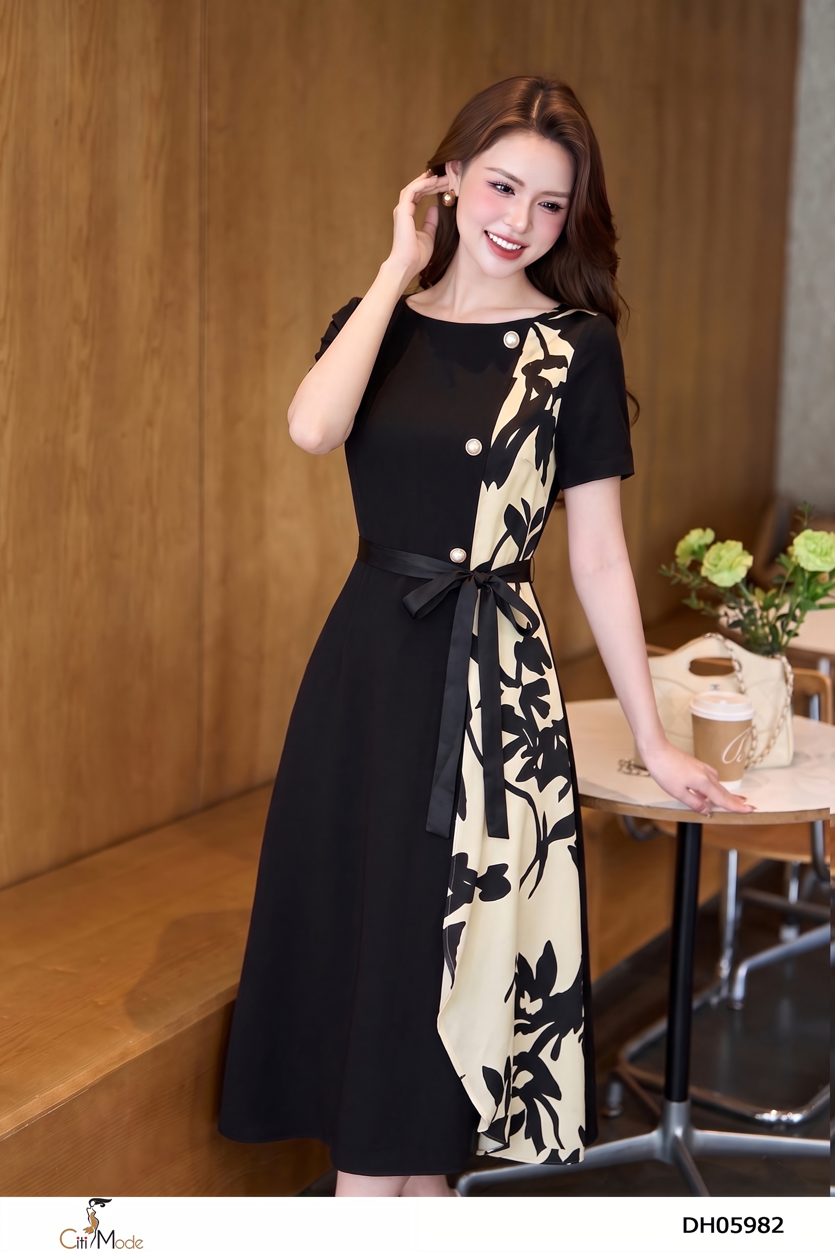 Đầm xòe đen phối hoa tay ngắn đai eo