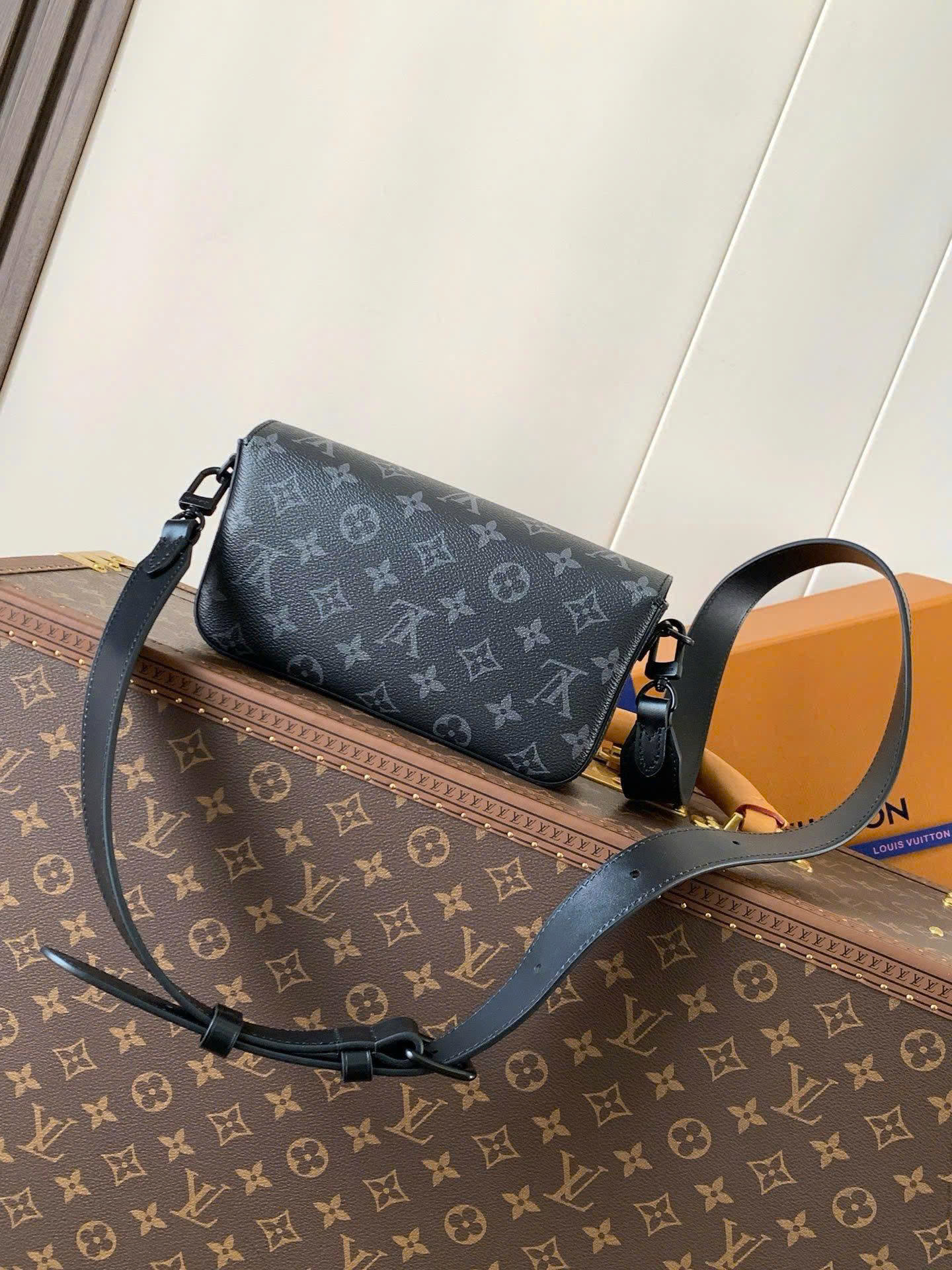 Túi đeo chéo LV Montsouris Wearable Wallet