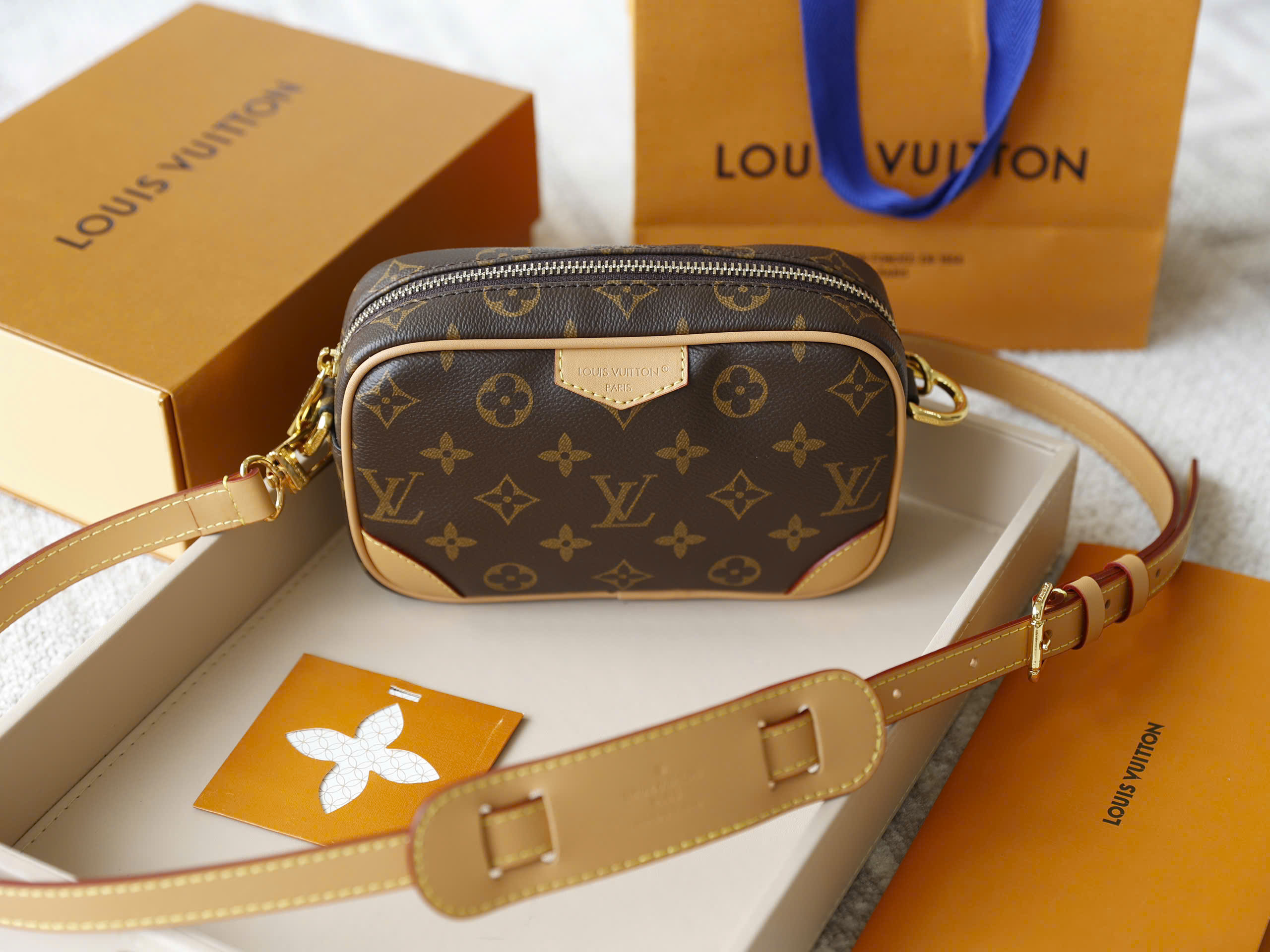Túi đeo Louis Vuitton Trocadéro