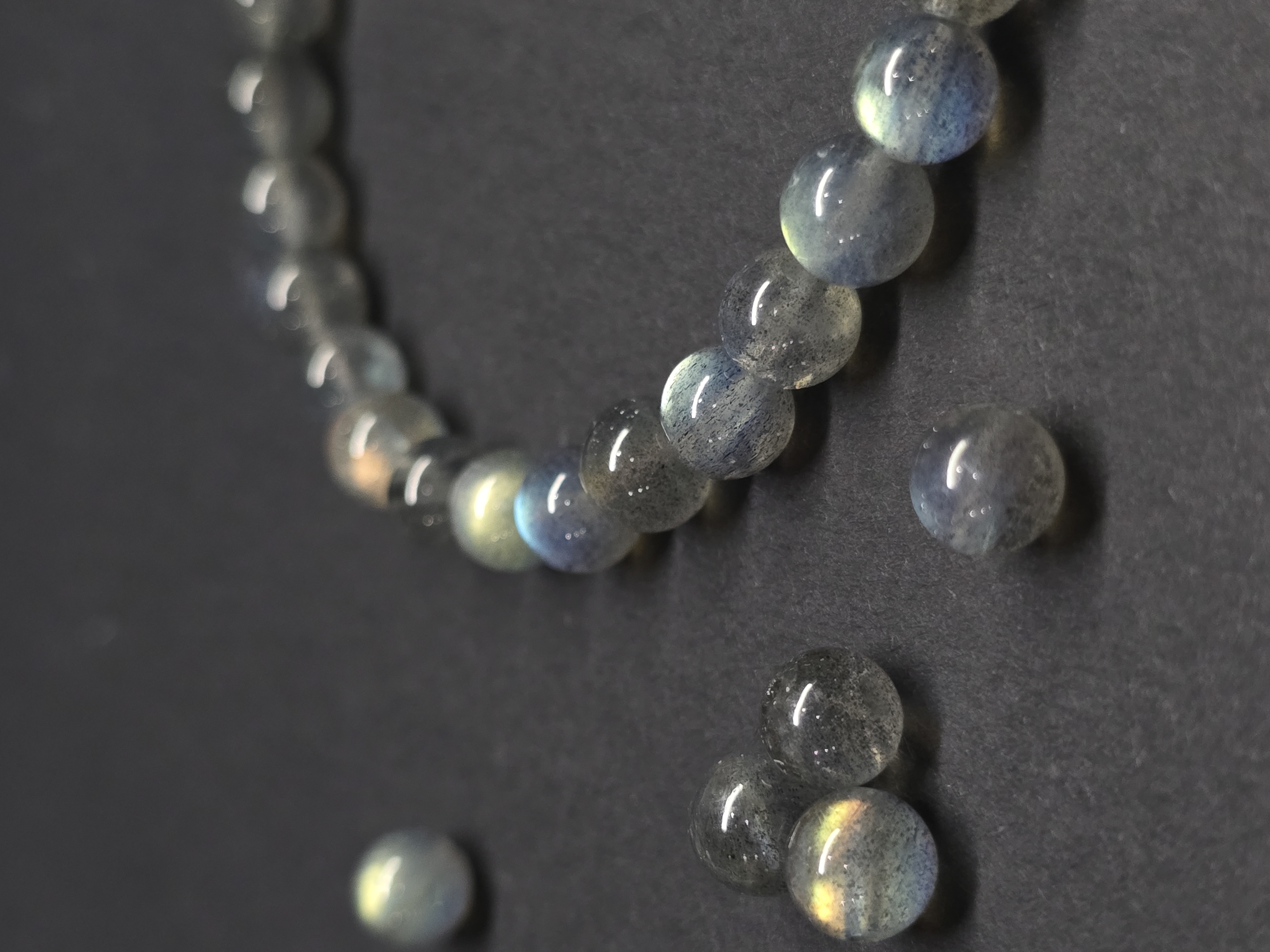 Vòng Tay Đá Xà Cừ Hắc Nguyệt Quang Labradorite Thể Đen_thumbnail_2