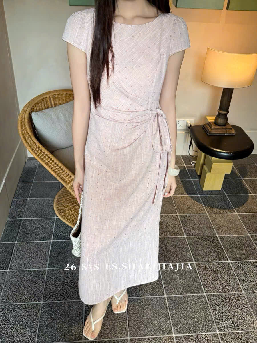 Lucas - Váy cổ tròn cộc tay dáng dài xếp ly buộc nơ lệch 1 bên eo SHALIJIA