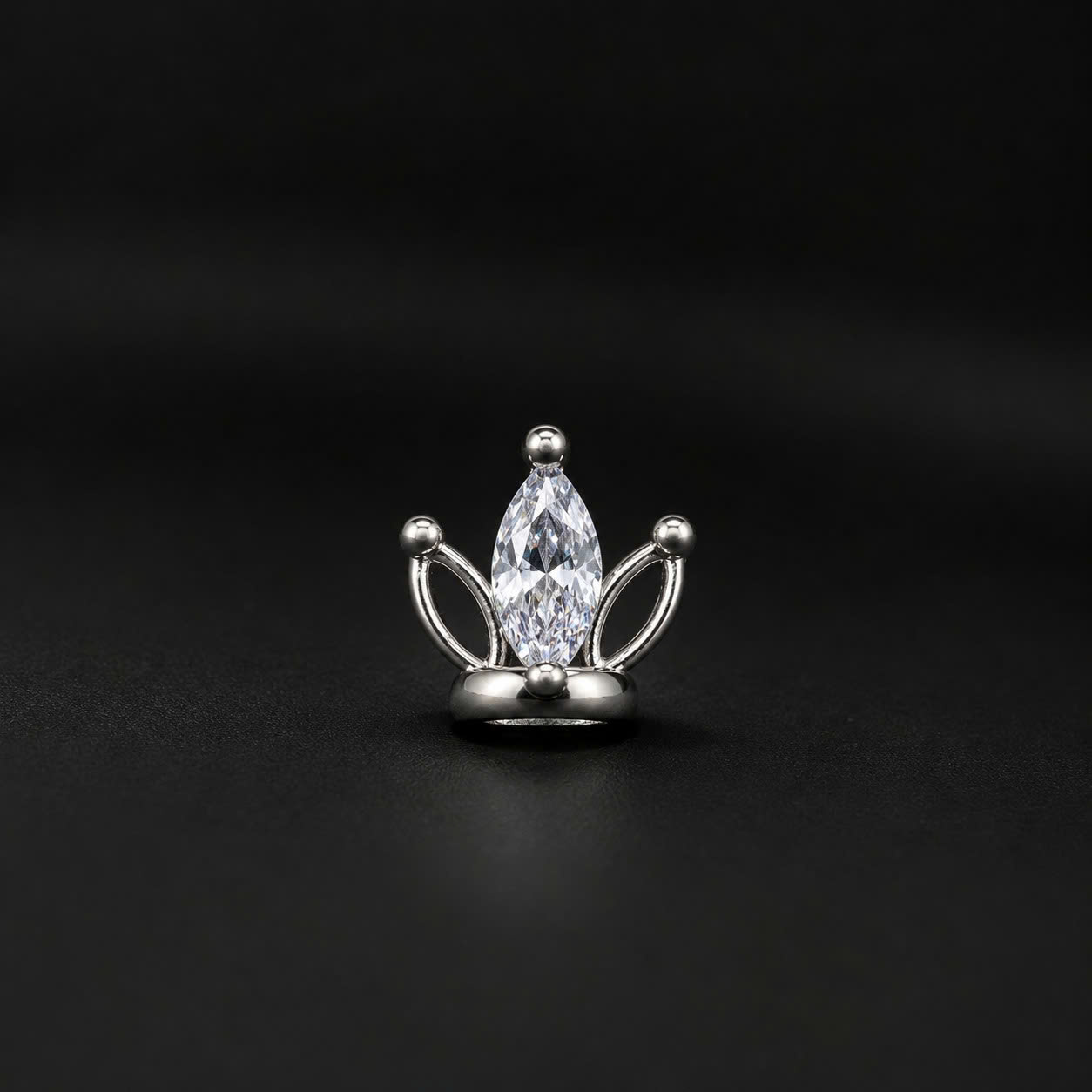 khuyên kiểu ba lá thân titan charm hợp kim đít dẹt._thumbnail_2