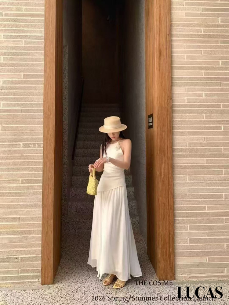 Váy maxi yếm dây cổ hạ eo chéo chân voan xòe THE COS
