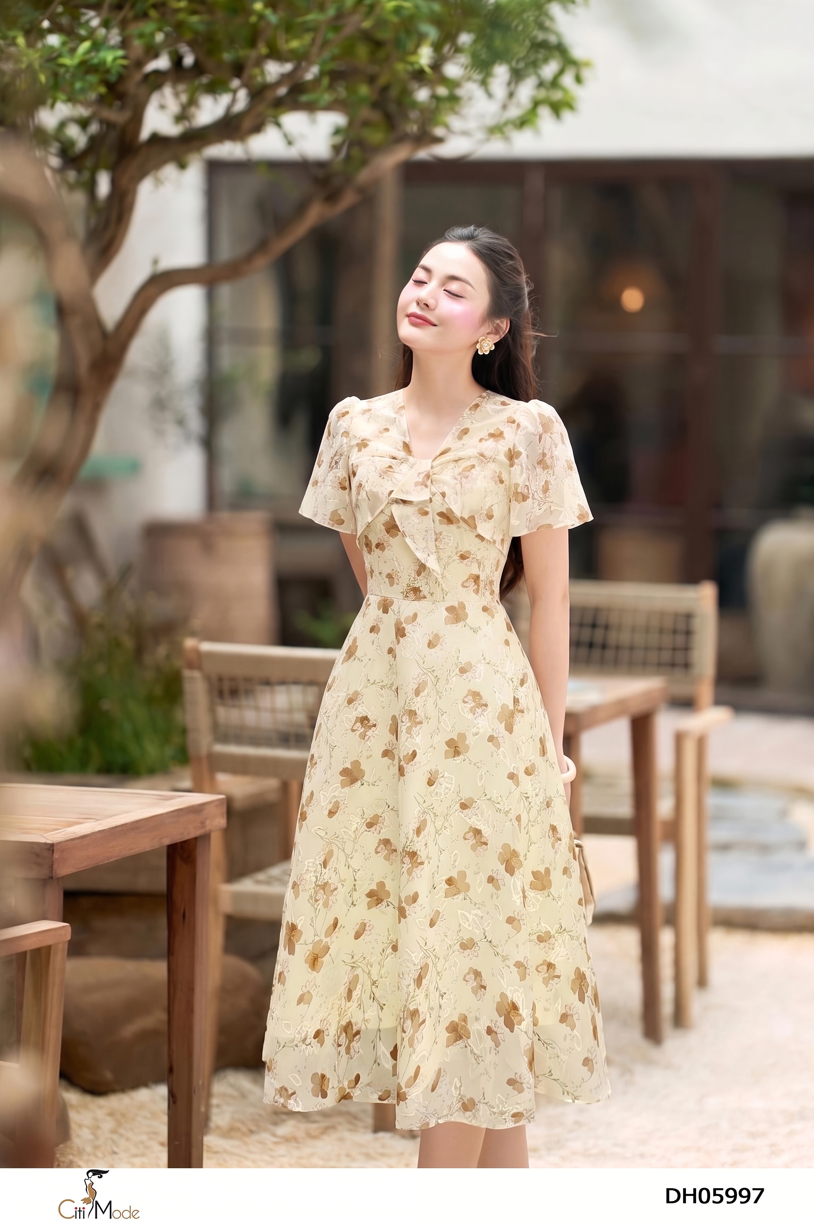 Đầm xòe hoa kem cổ V nhún ngực cách điệu, tay loe_thumbnail_5