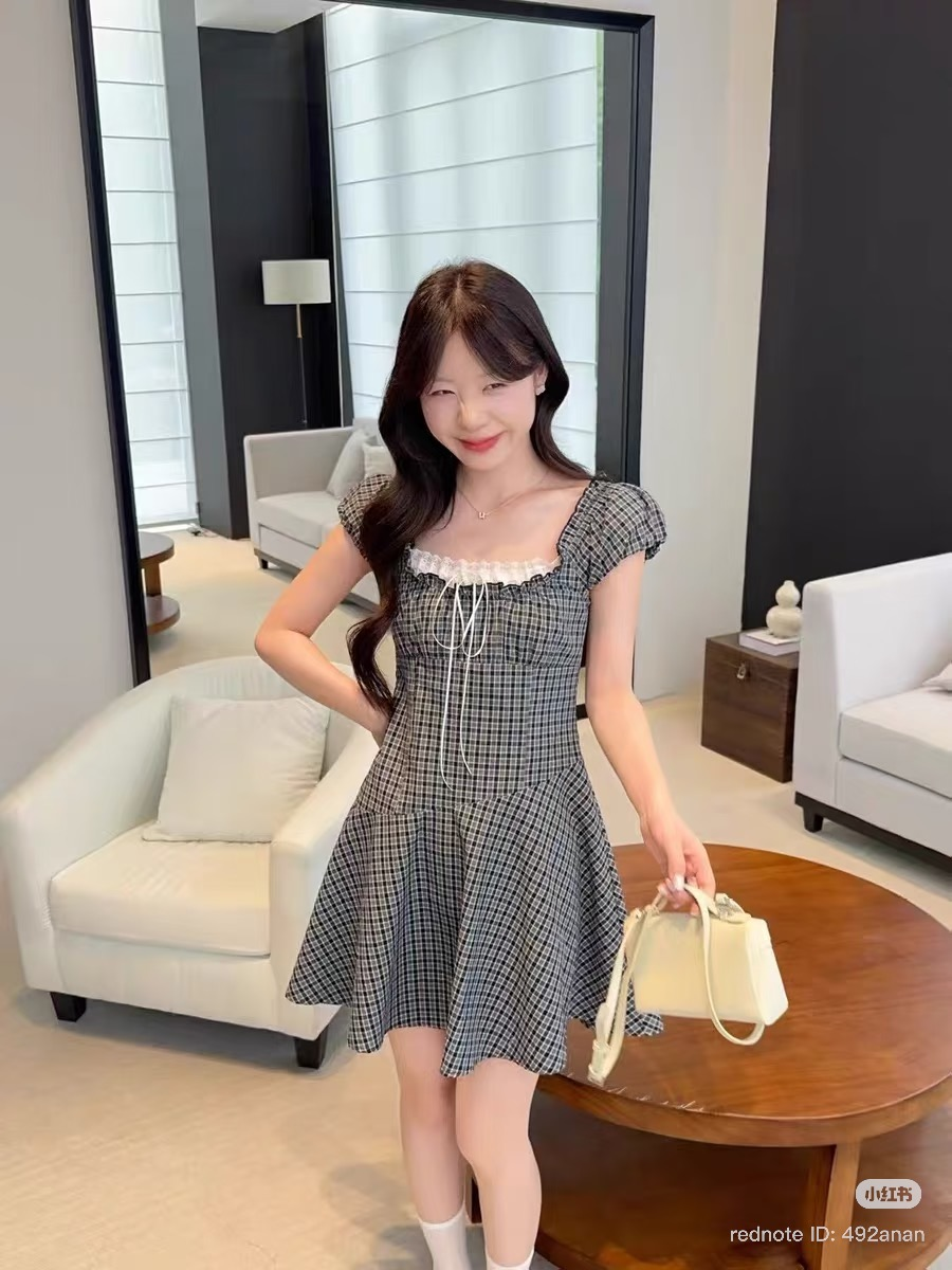 Lucas - Váy caro cổ vuông dáng ngắn xòe A viền ngực trắng buộc nơ