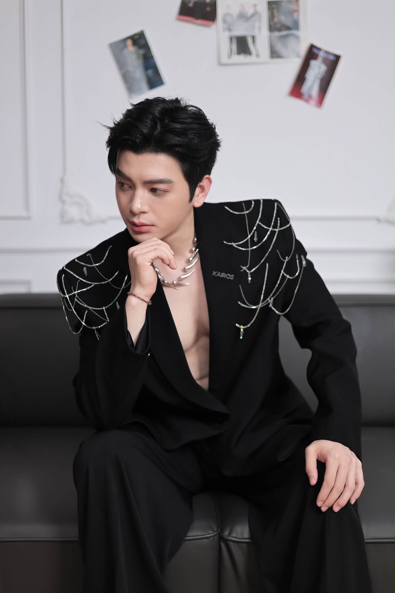 Suit đen cá tính – Lịch lãm & nổi bật_thumbnail_3