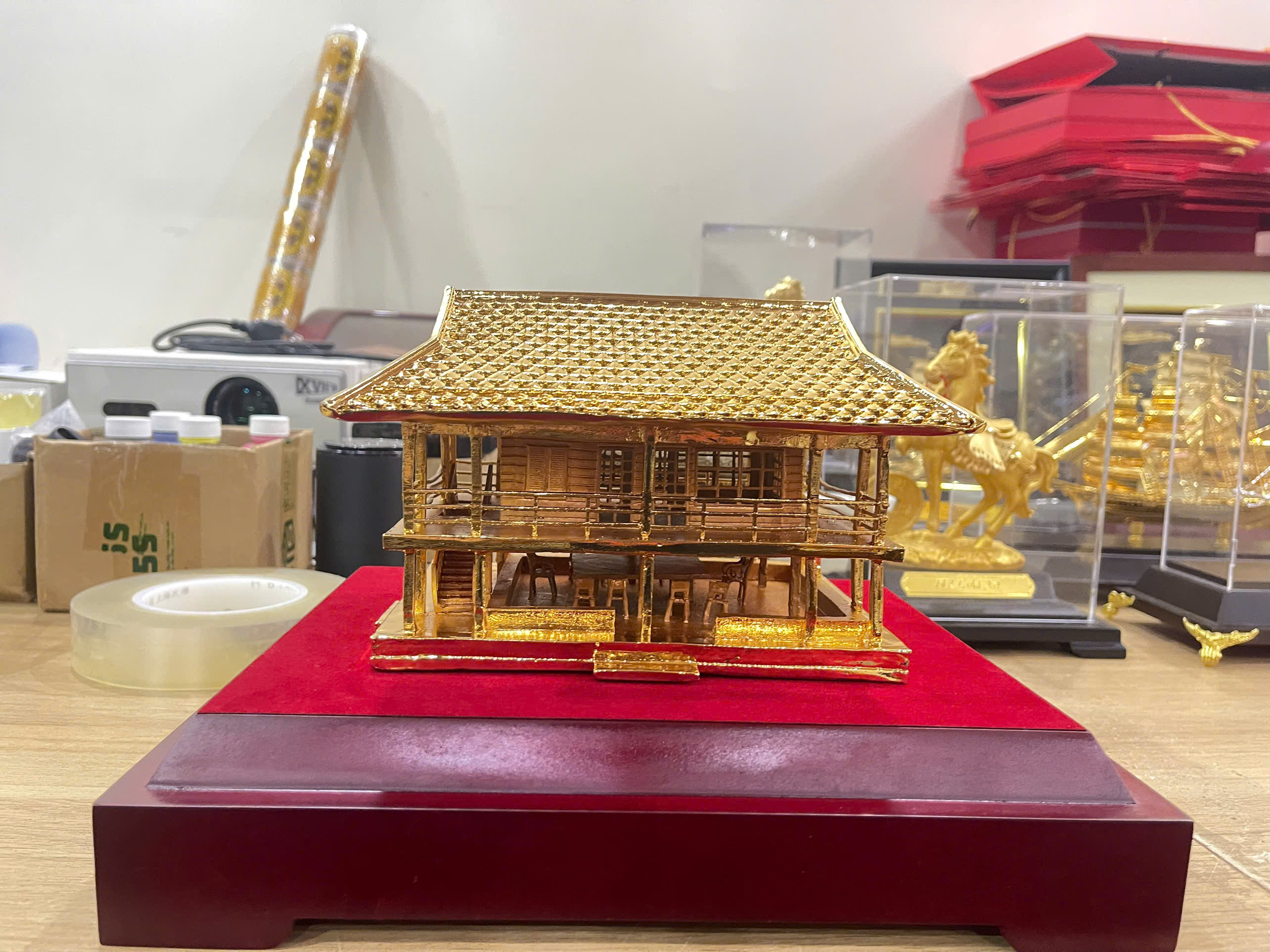 Mô hình nhà sàn Bác Hồ bằng đồng mạ vàng 24k 