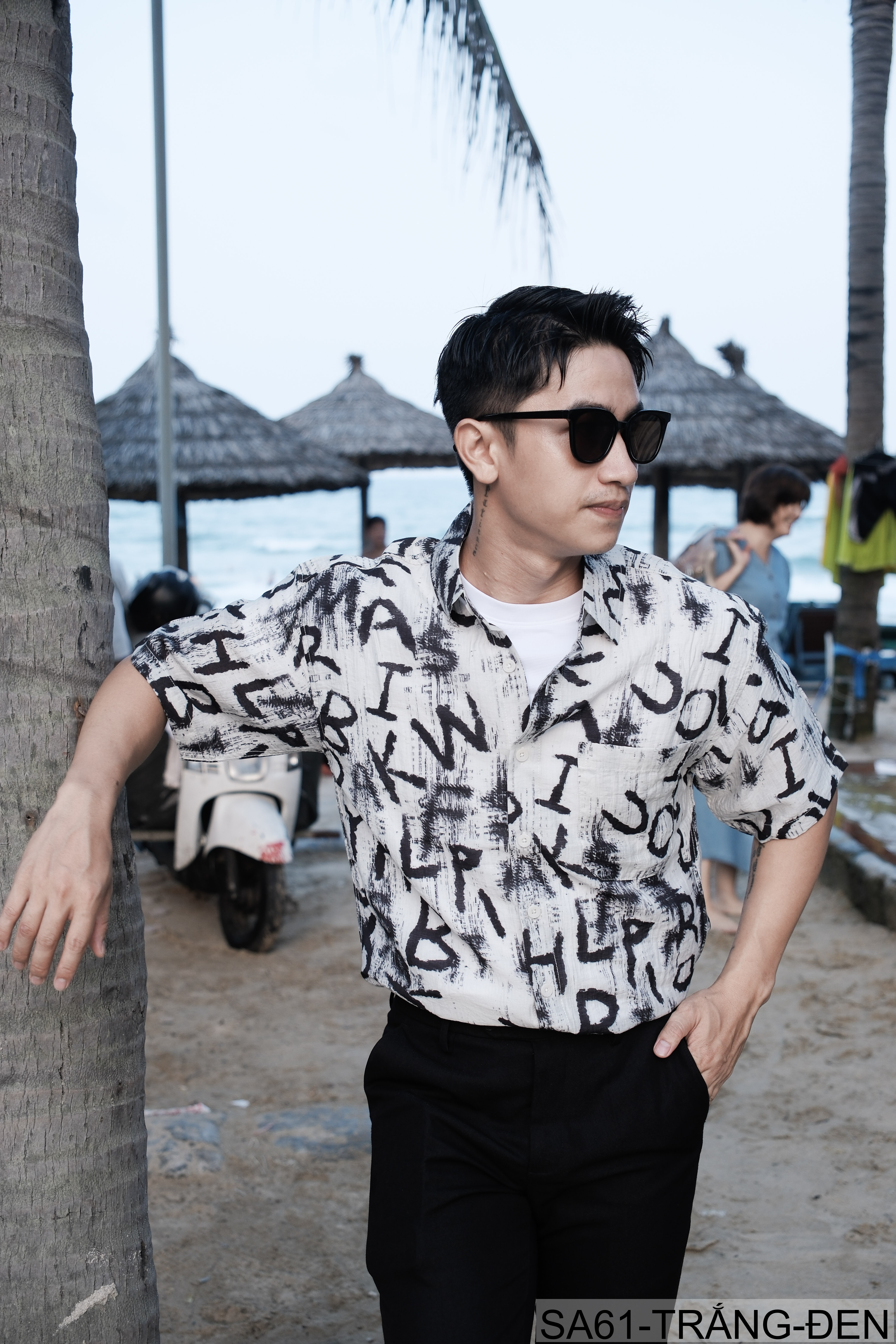 SA61 - Áo sơ mi nam tay ngắn in chữ nghệ thuật, form rộng, chất viscose mát mẻ, phối màu trắng đen