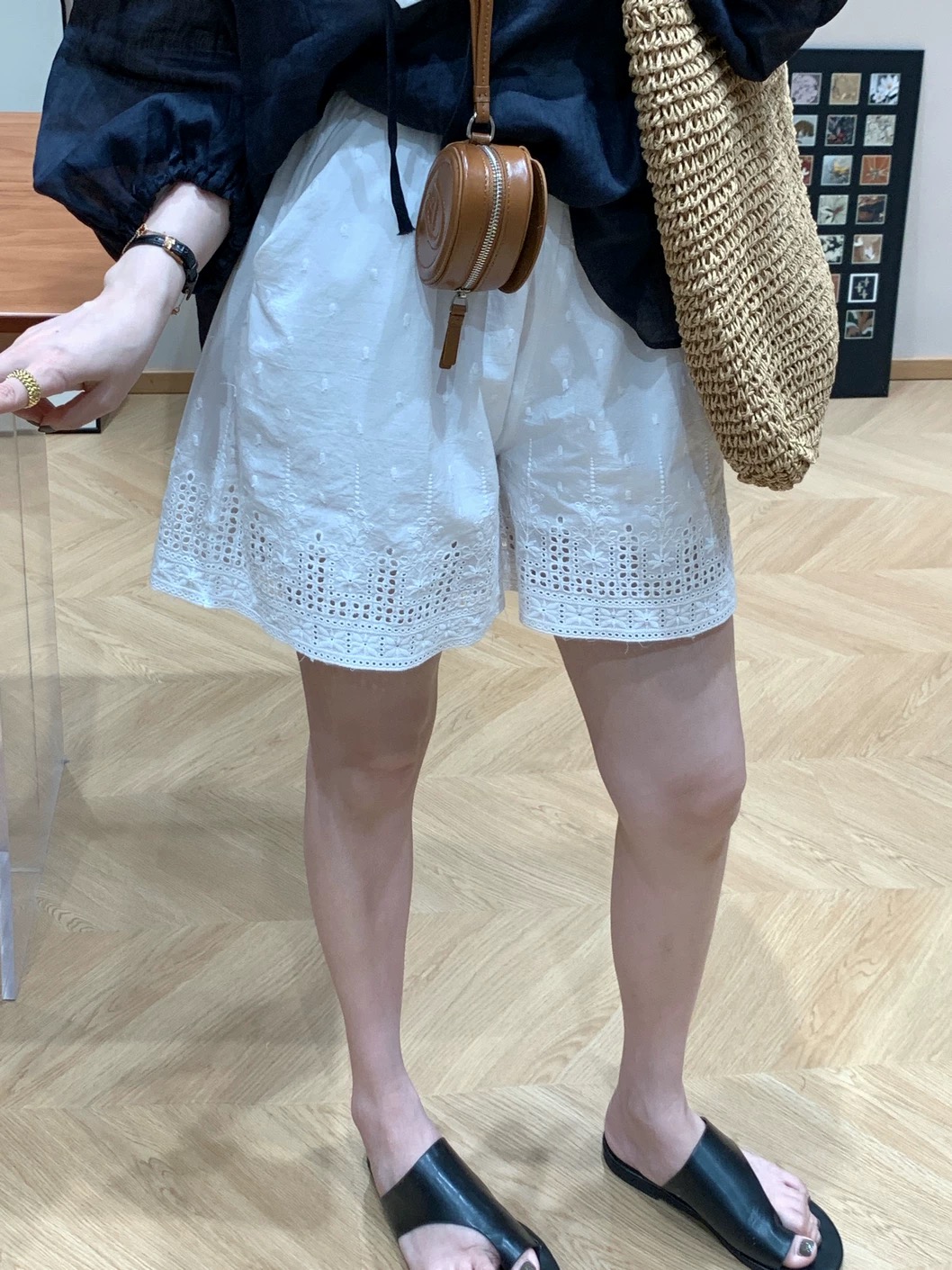 Quần short trắng thêu