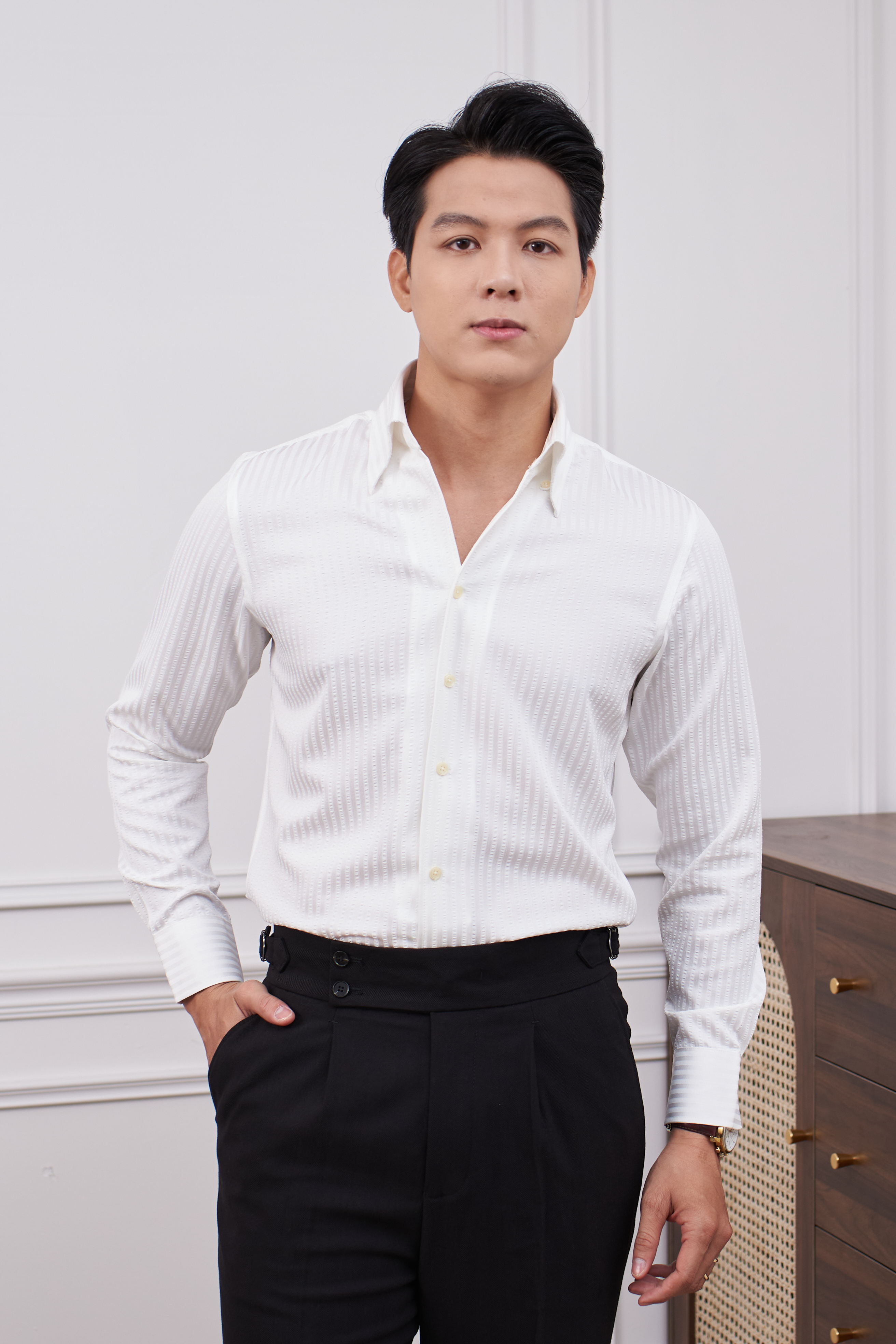 Cổ Áo Spearpoint Là Gì? Sự Trở Lại Của Thiết Kế Sơ Mi Quyền Lực Nhất Thập Niên 30