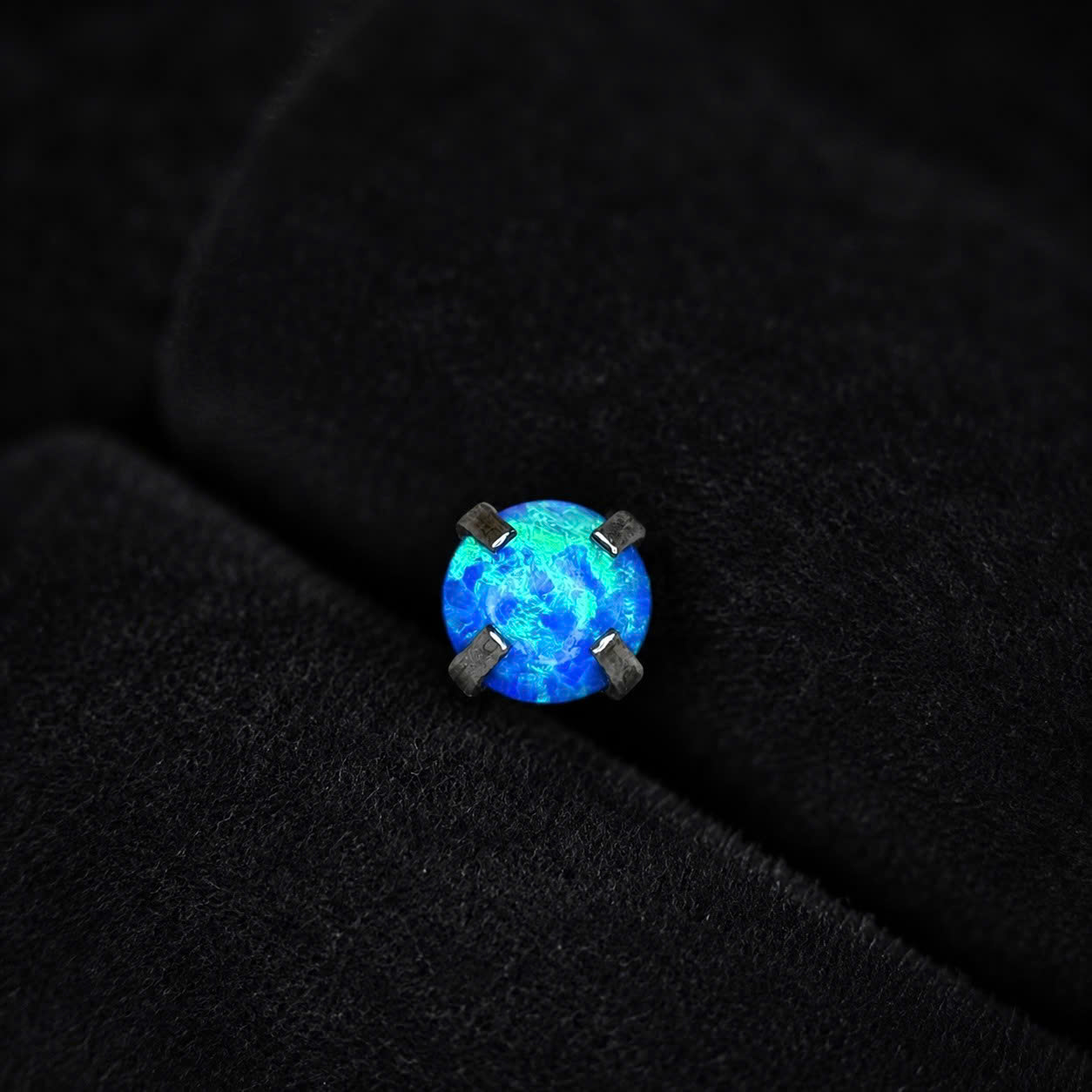 Khuyên kiểu đá opal xanh.