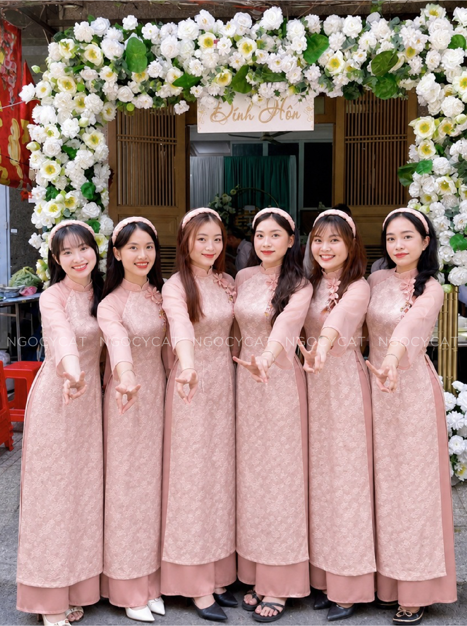 Áo Dài Bưng Quả Màu Hồng Châu Sa Tay Tơ 3 Hoa Vai_thumbnail_1