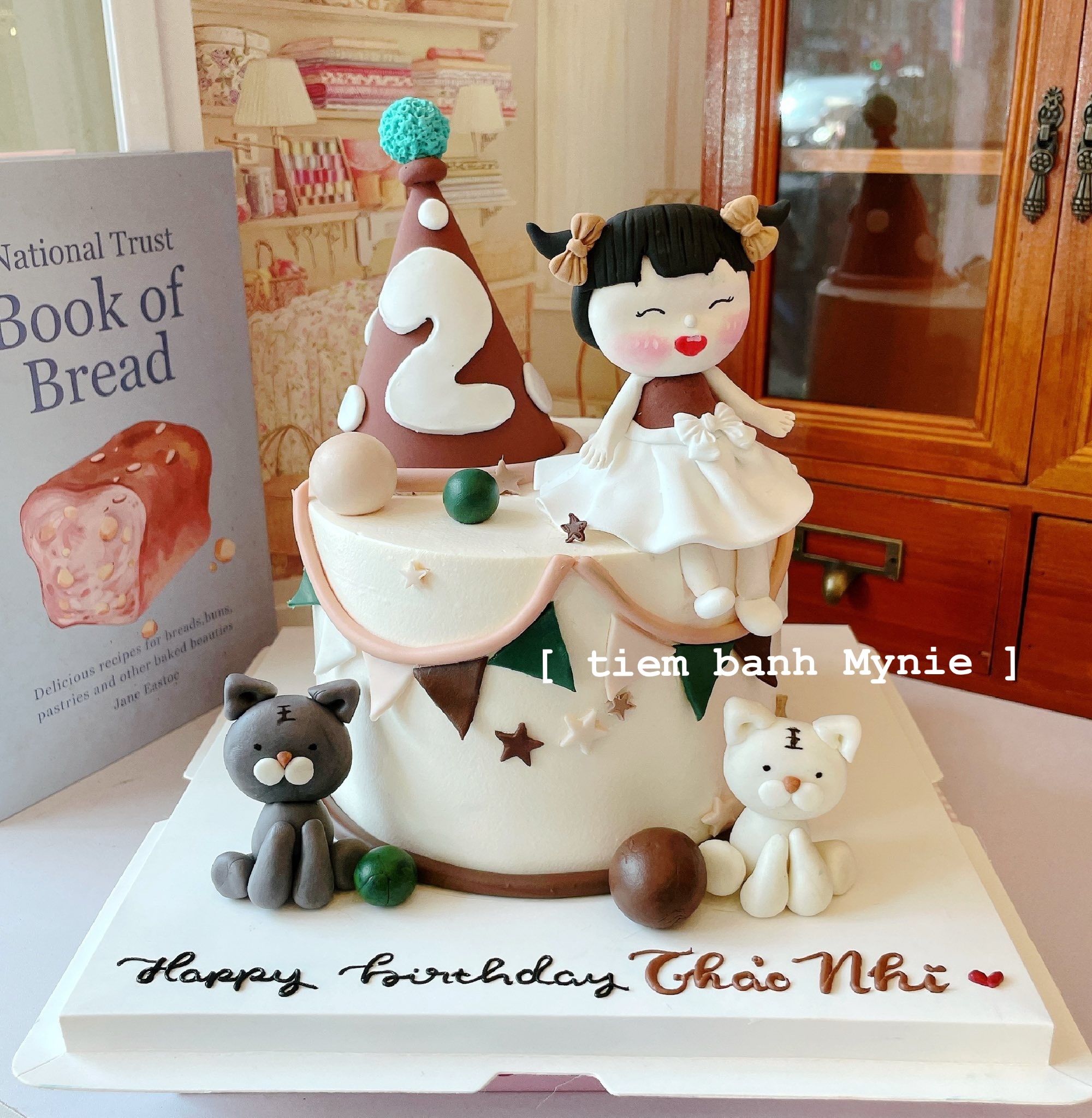 Bánh cho bé gái, tone nâu, chi tiết nặn chibi và mèo