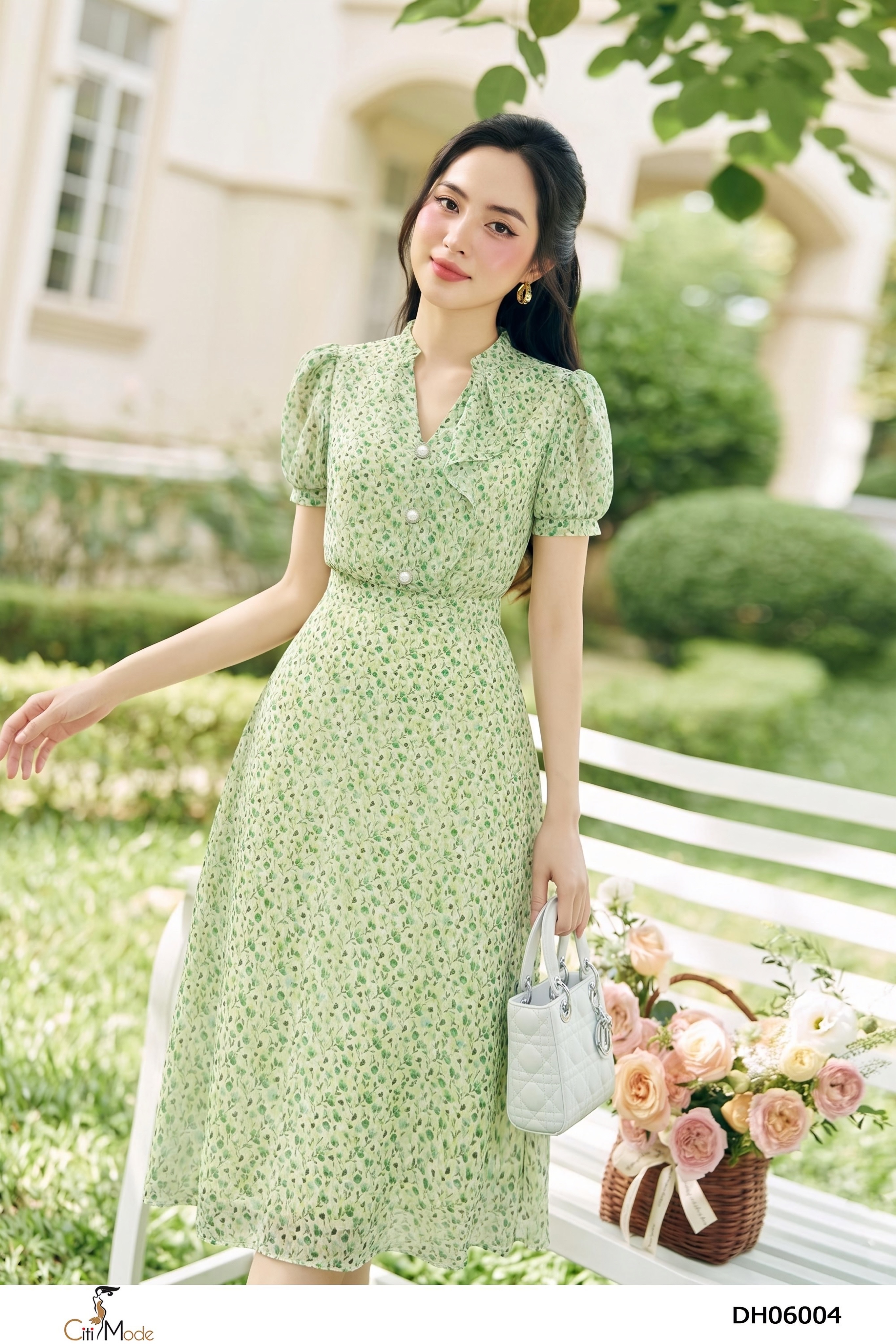 Đầm xòe hoa xanh cổ V tàu bèo tay ngắn