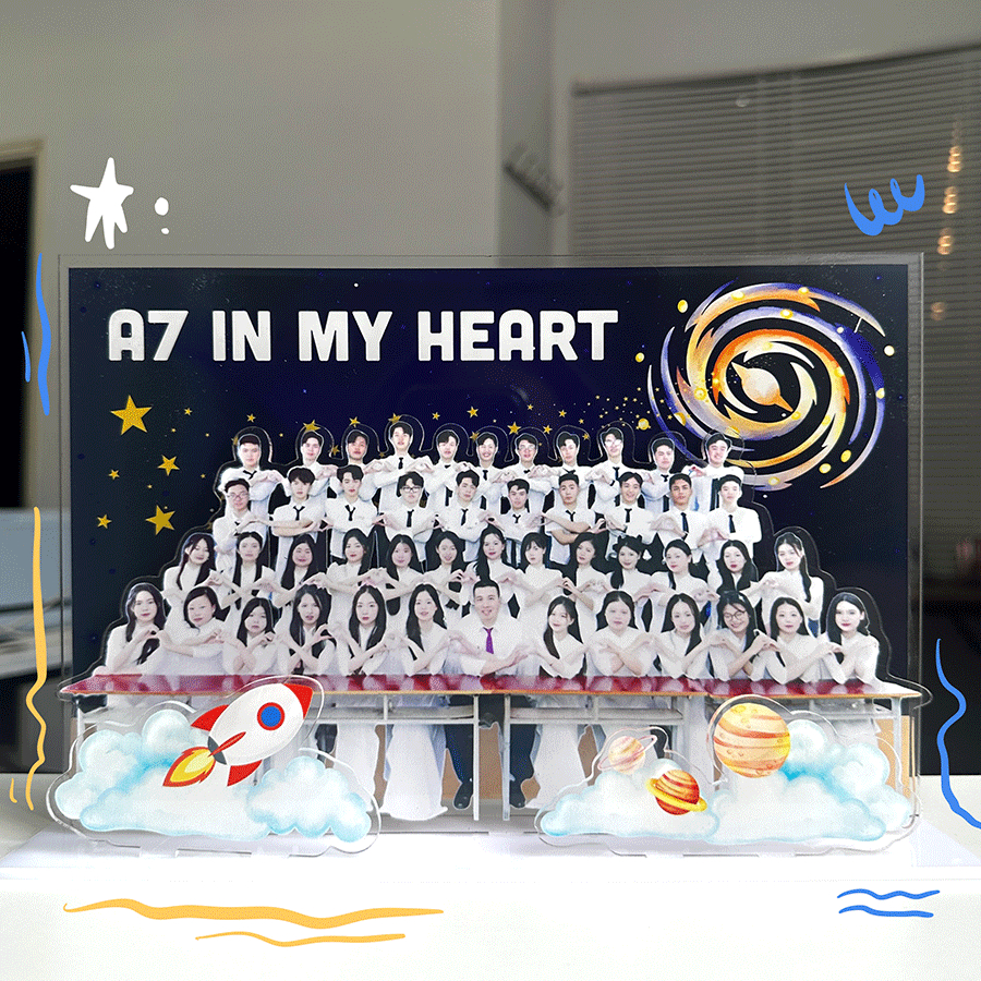 Standee mica in ảnh, bối cảnh tập thể lớp, kỷ yếu, tặng bạn bè, thầy cô_thumbnail_3