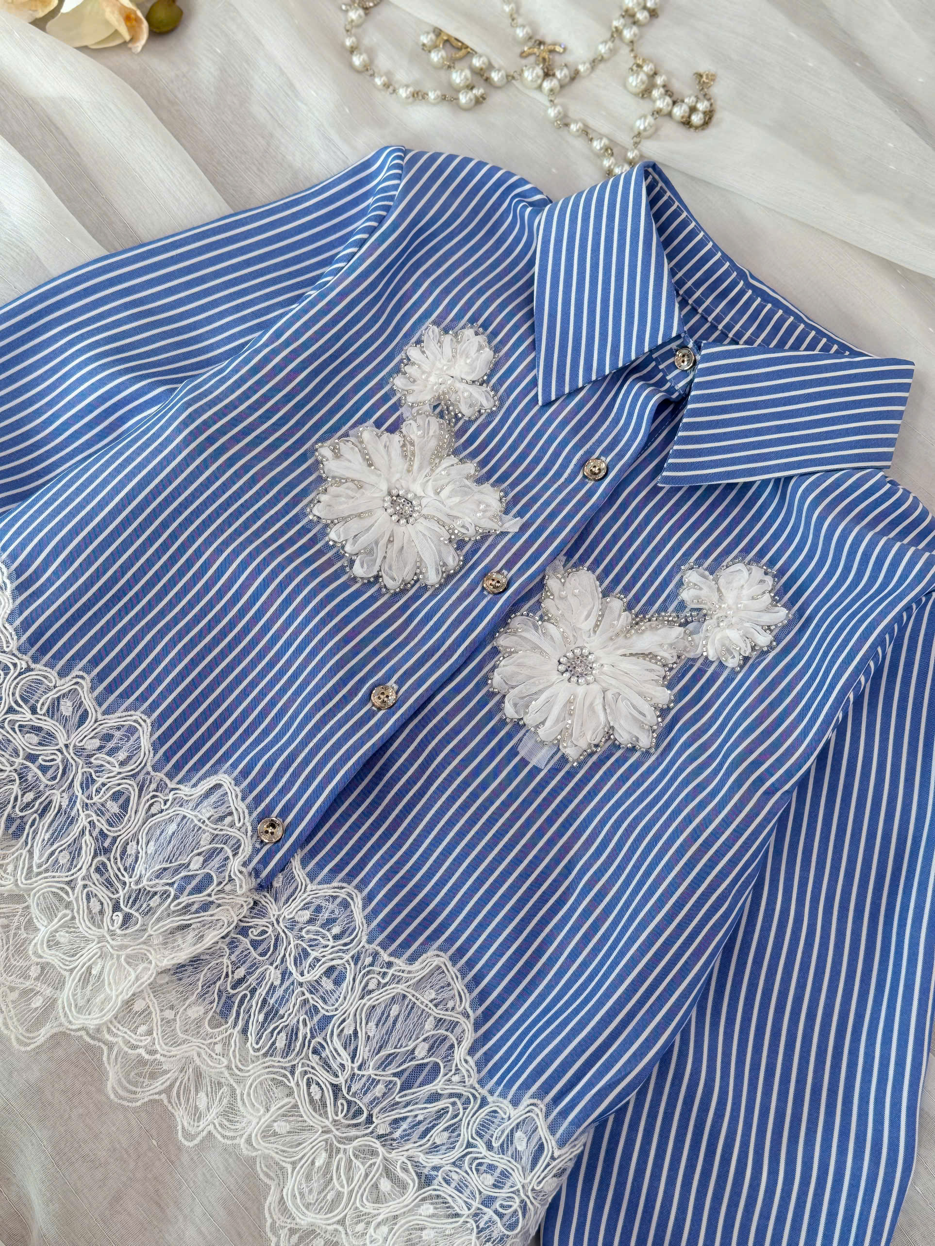 Sơ Mi Kẻ Sọc Đính Hoa