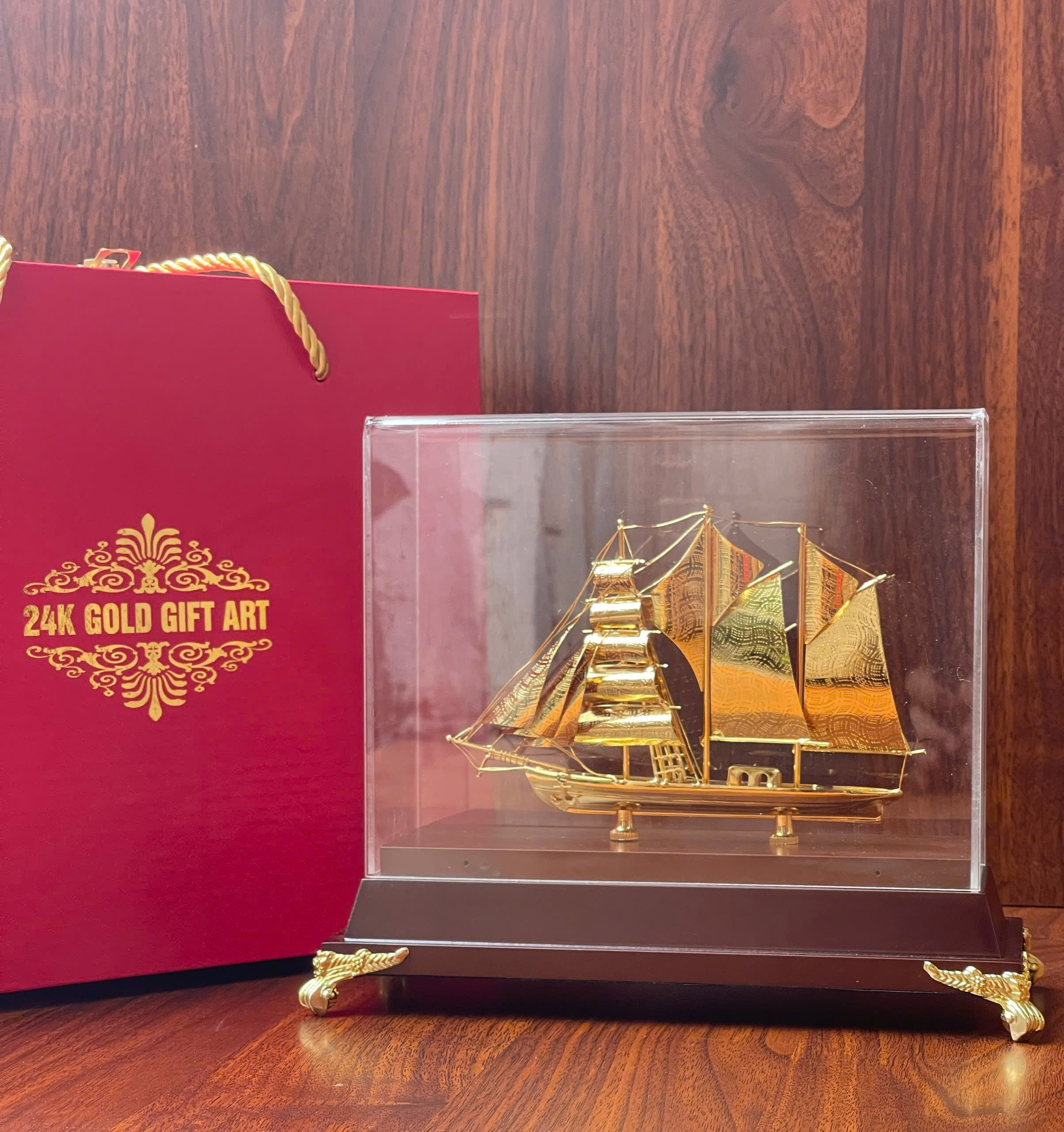 Mô hình thuyền buồm dát vàng 24k KT 22 X 18 CM 