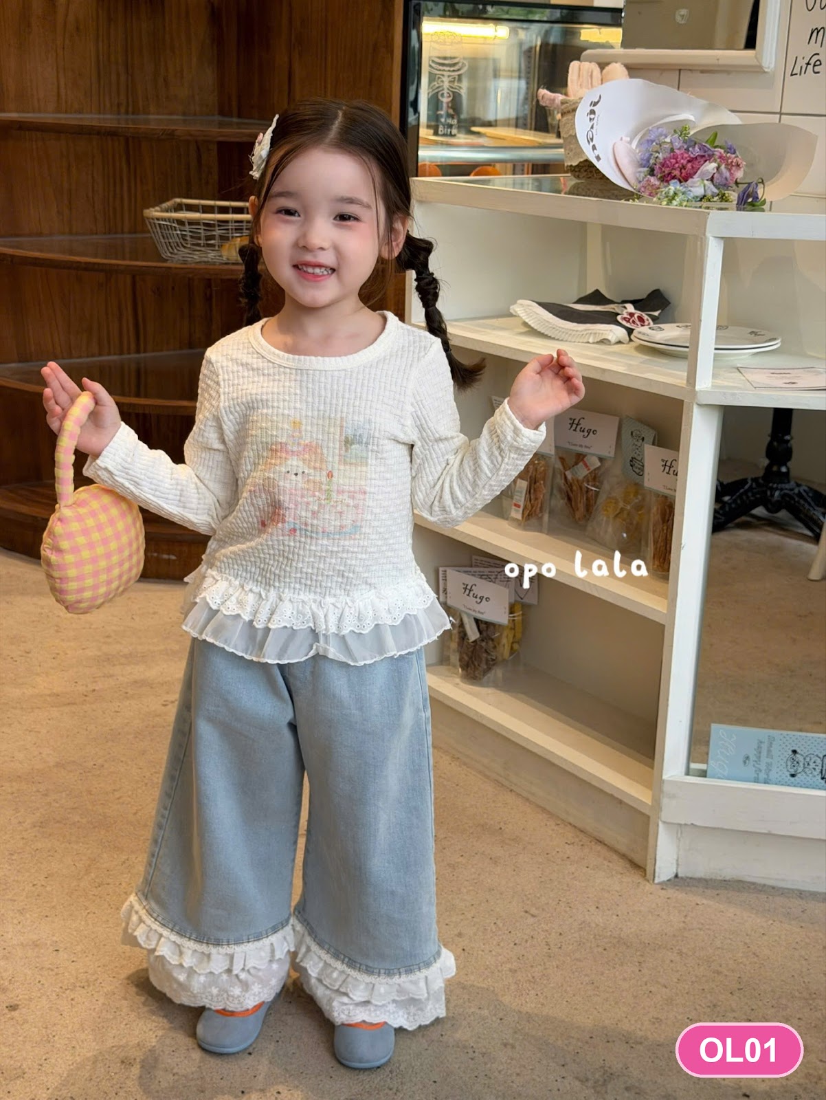 OL01 - Áo dài tay dệt waffle phối bèo ren in hình màu kem hãng Opolala 79010 (Sz90-130)