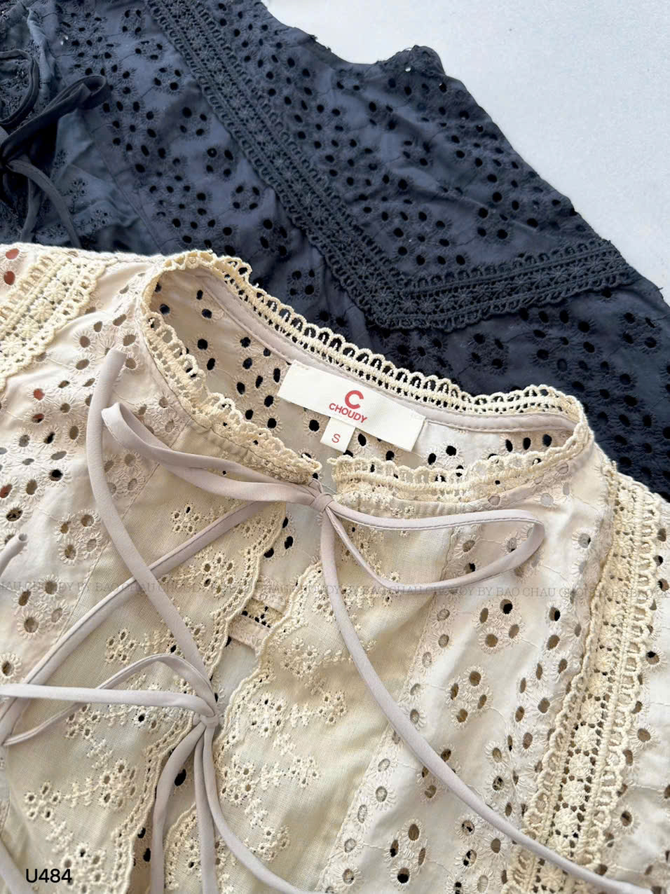 U484 ÁO ĐỤC LỖ 2 MÀU_thumbnail_4