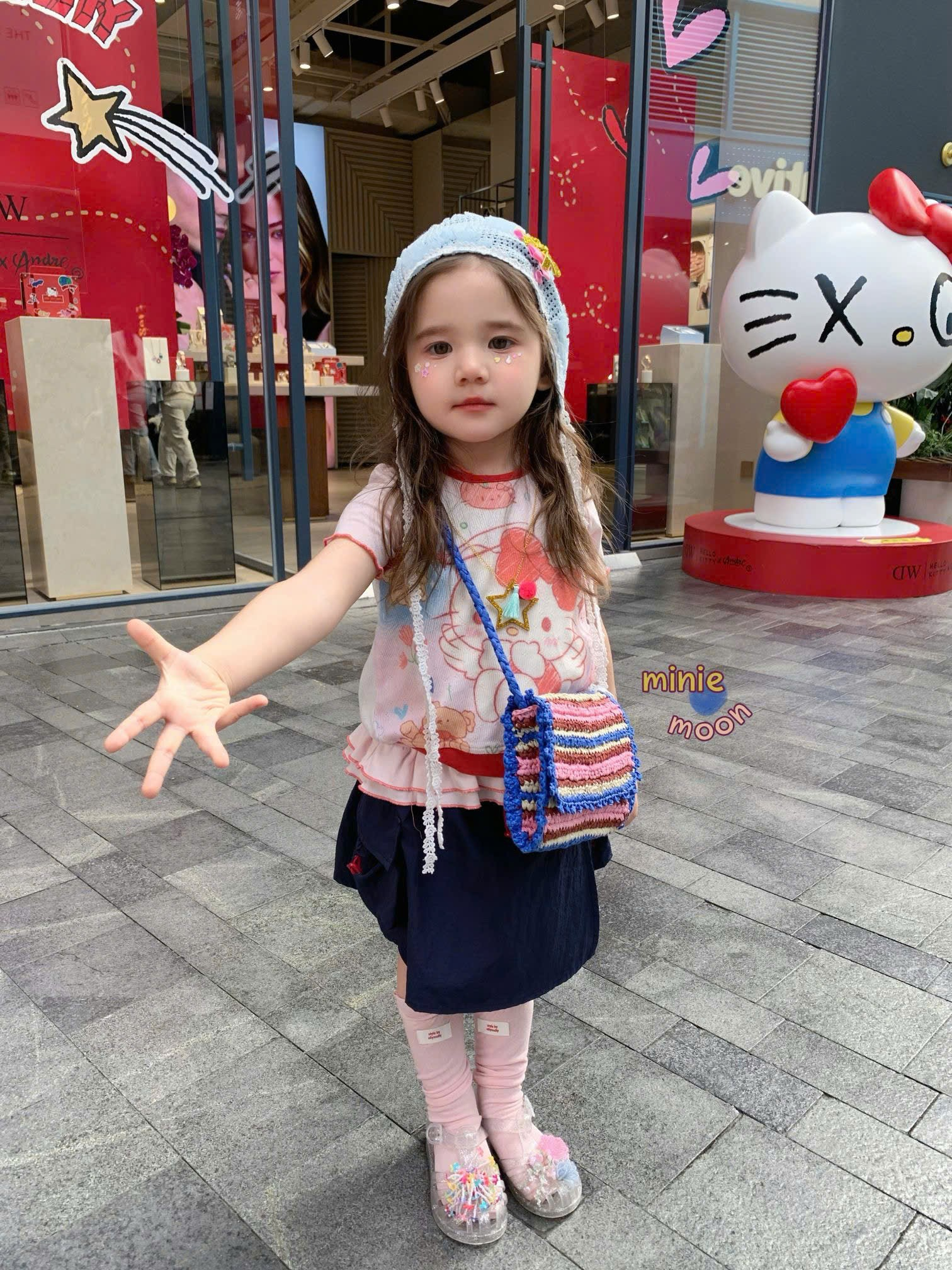 MM08 - Áo thun cộc tay viền đỏ hoạ tiết kitty hãng Miniemoon