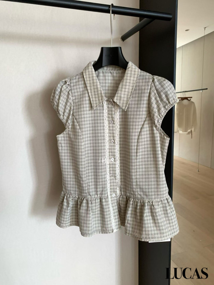 Áo sơ mi caro tay hết bồng cổ bẻ cài cúc viền ren 2 bên nẹp gấu xòe Hers_thumbnail_2