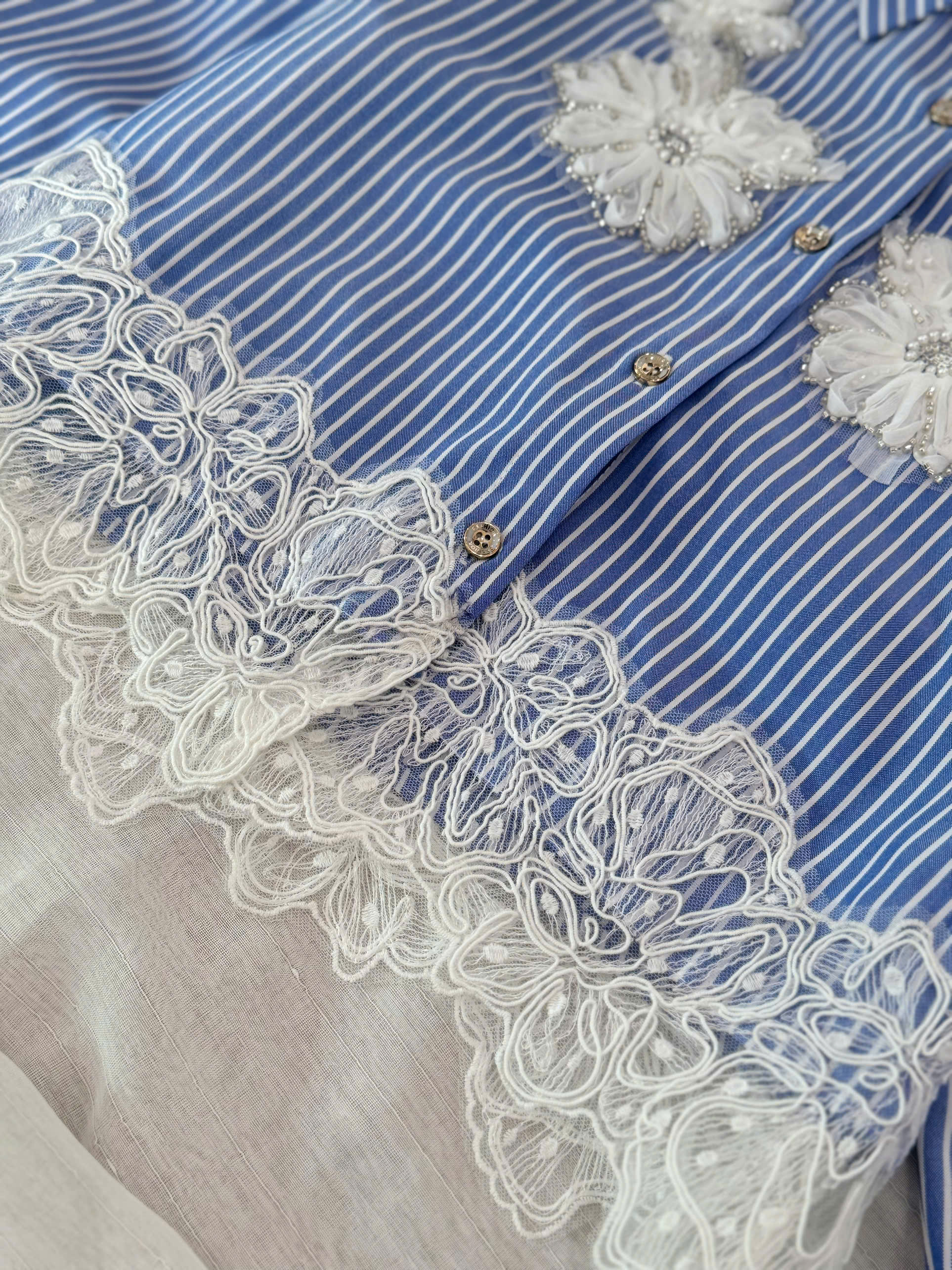 Sơ Mi Kẻ Sọc Đính Hoa_thumbnail_3