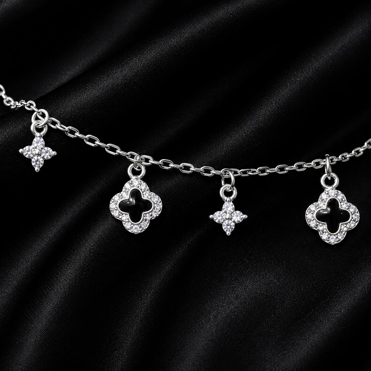 Vòng tay bạc van cleef nhỏ đen viền đá nhỏ