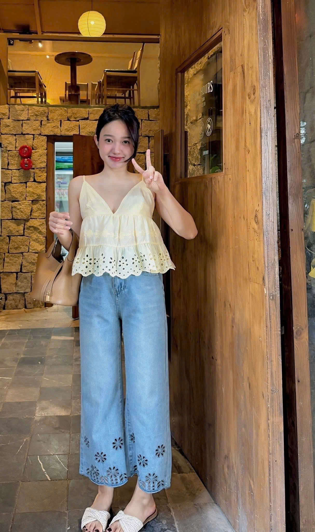 HQ368 - Quần jean suông thêu hoa