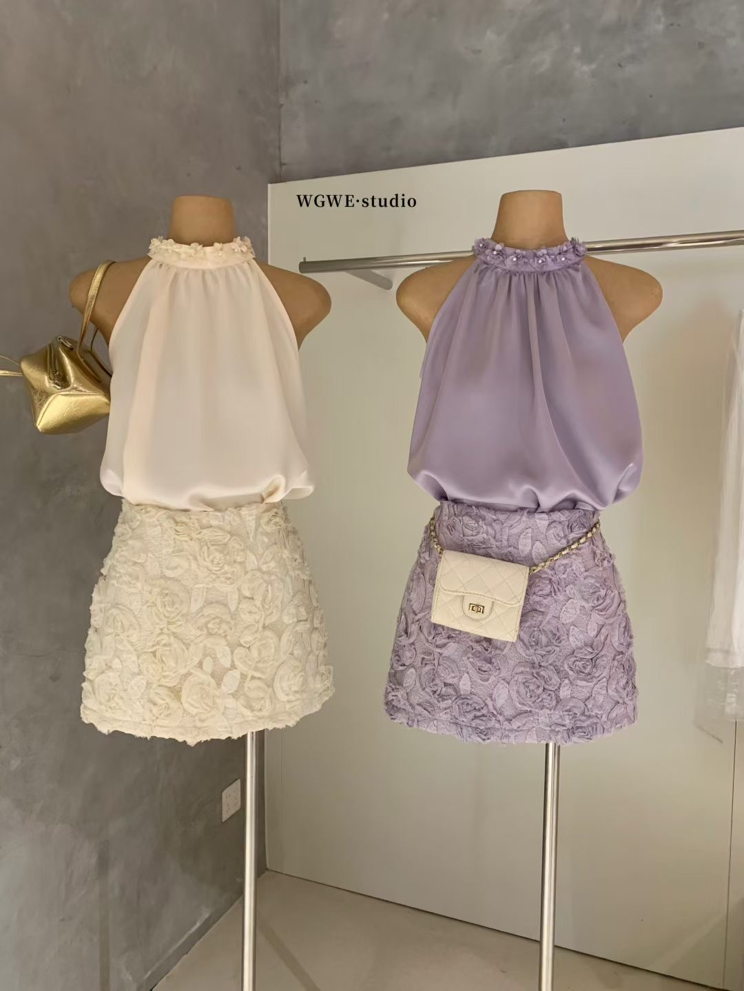 Set áo sơ mi yếm cổ dựng đính hoa + chân váy xòe A dáng ngắn hoa nổi WGWE_thumbnail_1