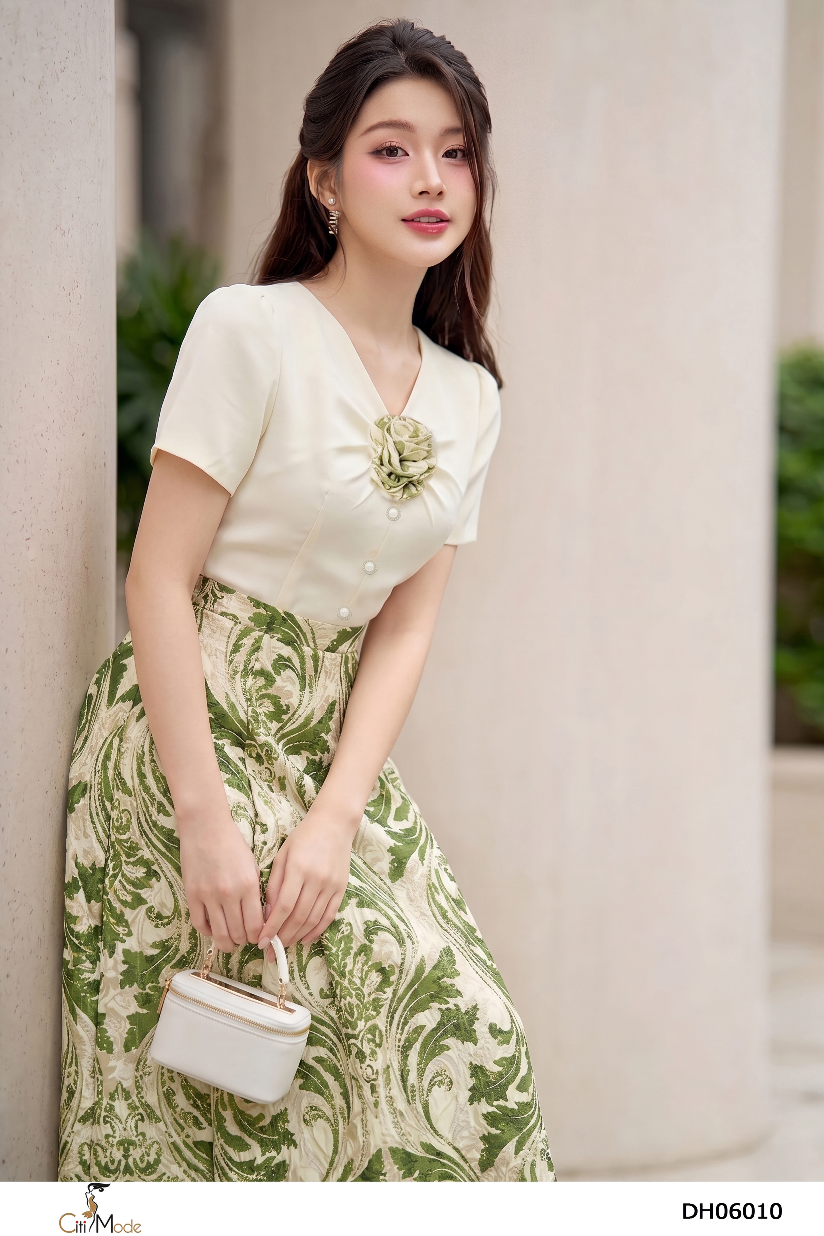 Đầm xòe họa tiết xanh phối trắng kem ngực nhún cổ V tay ngắn