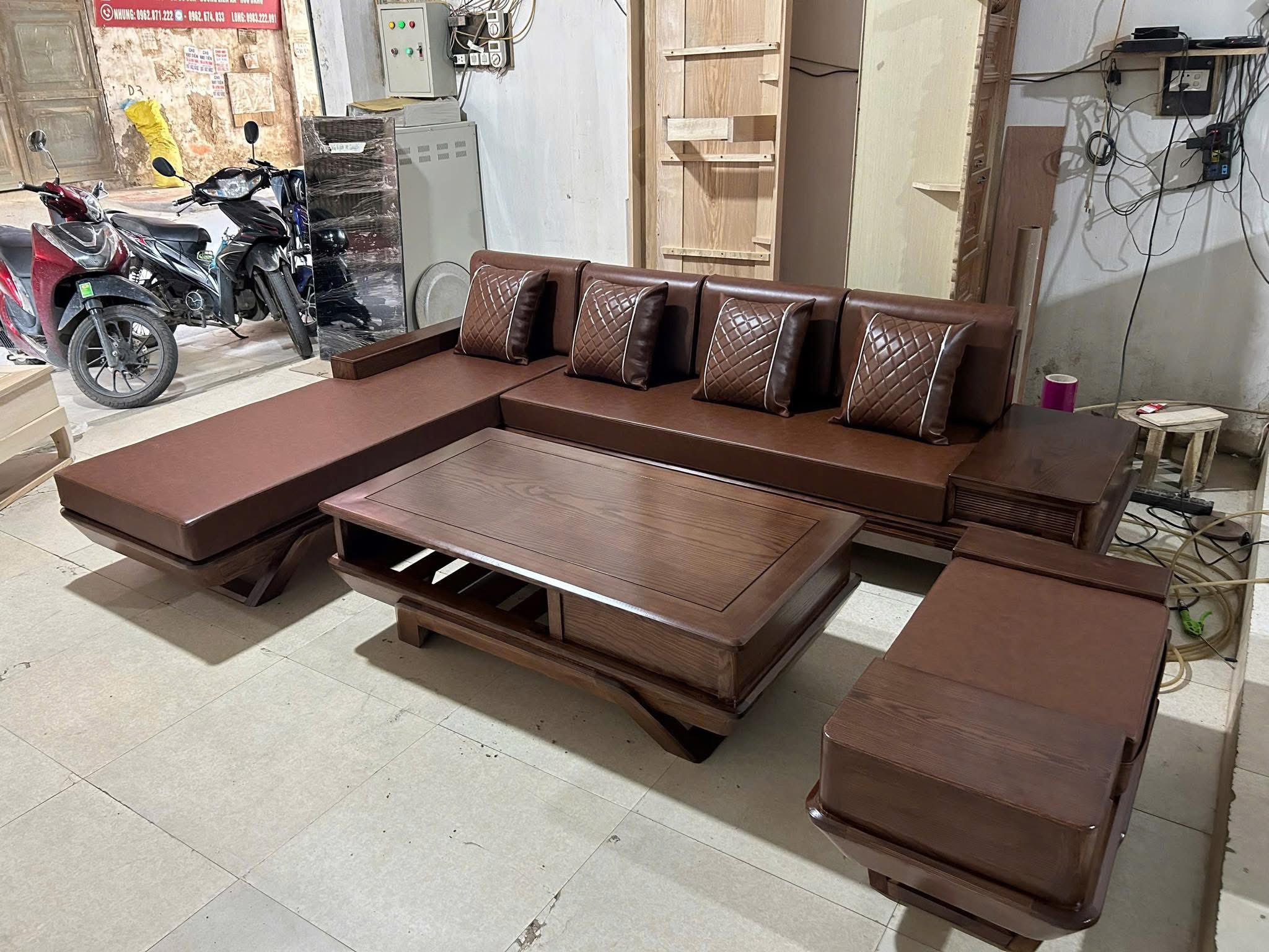 Sofa góc L vế phải chân thuyền màu óc chó, đệm màu cafe