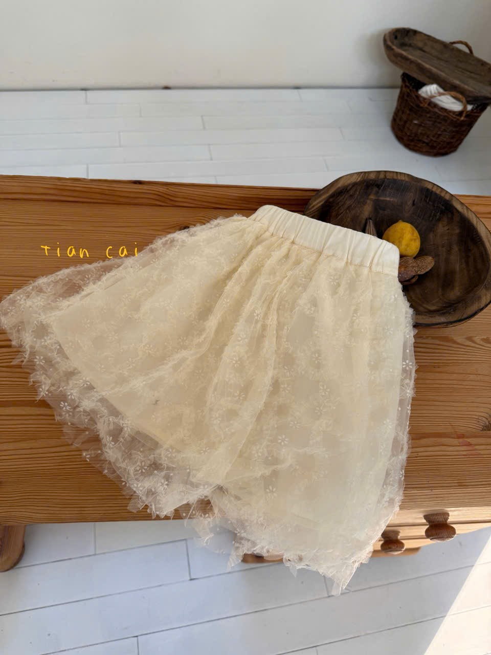 A62 - Váy voan ren thêu hoa màu kem hãng Beet