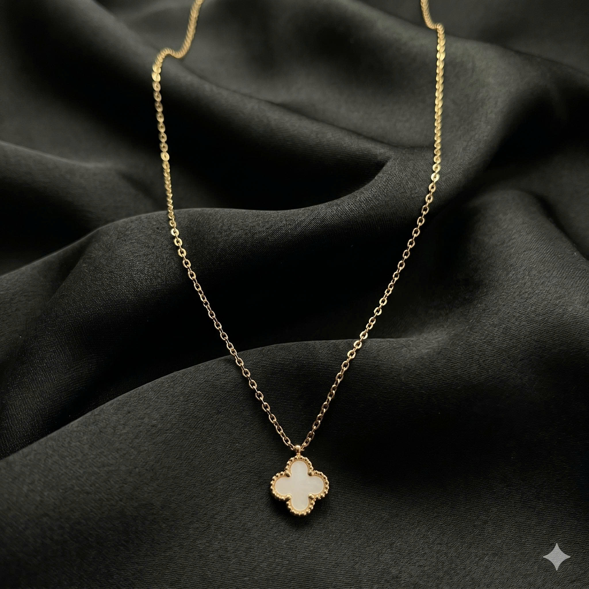vòng cổ titan màu vàng charm hoa bốn cánh trắng._thumbnail_3