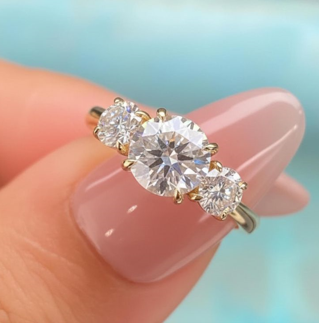 Three Stone Ring Là Gì? Ý Nghĩa Nhẫn 3 Viên Kim Cương và Mức Giá Tham Khảo (2026)