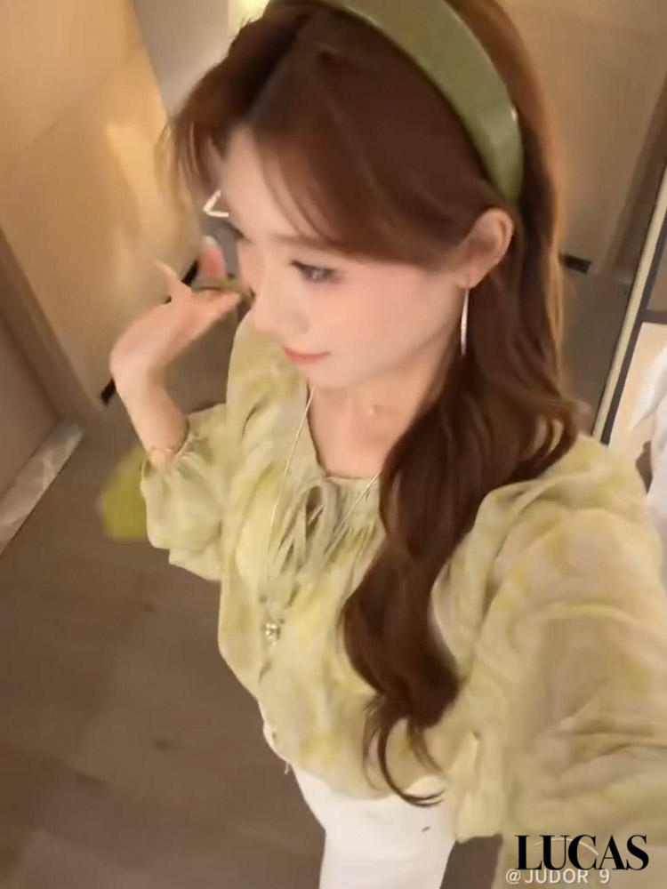 Áo sơ mi caro cổ tim cut out vai cúc ngọc nơ ngực SQ_thumbnail_6