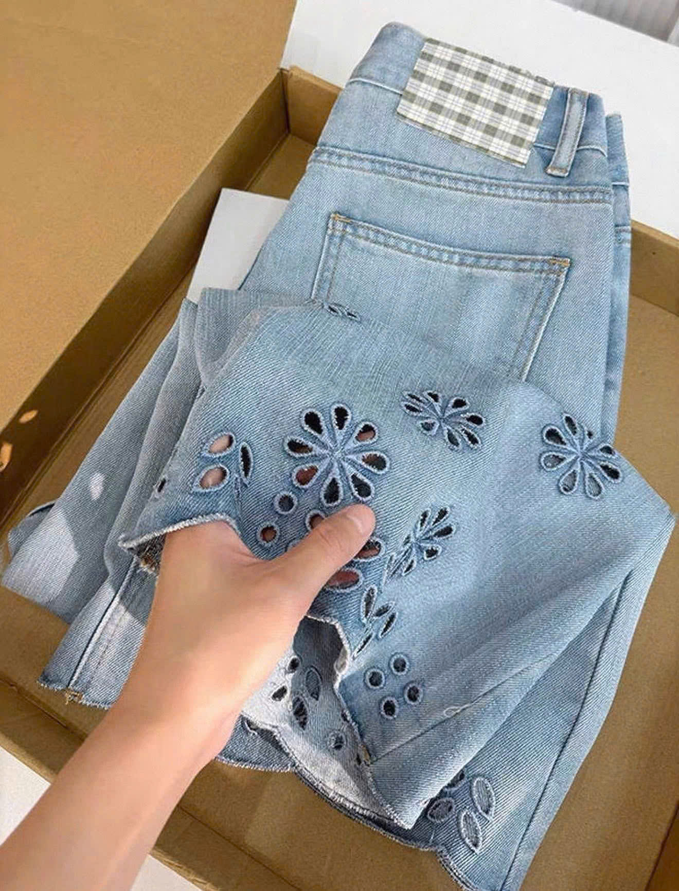 HQ368 - Quần jean suông thêu hoa