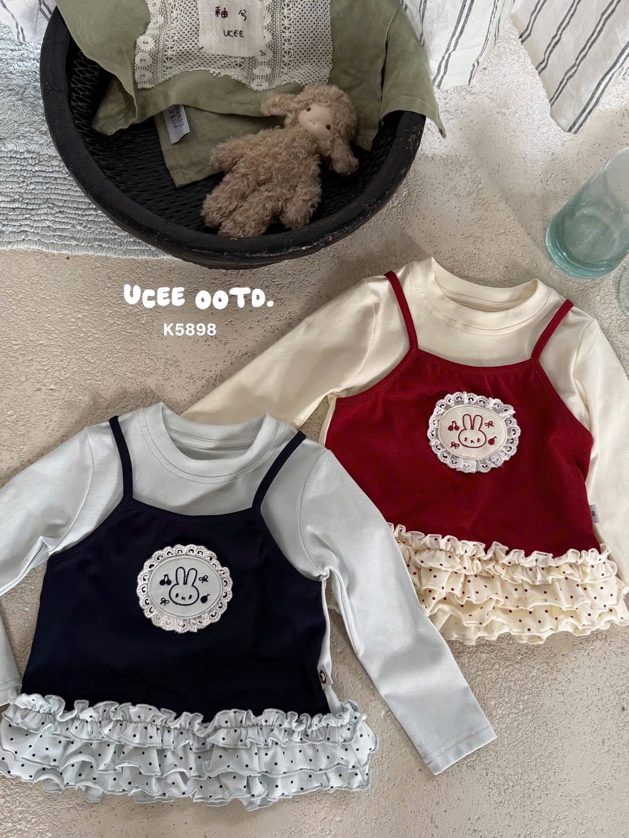 UC42 - Áo thun gấu bèo tâng phối yếm đỏ UCEE 5898