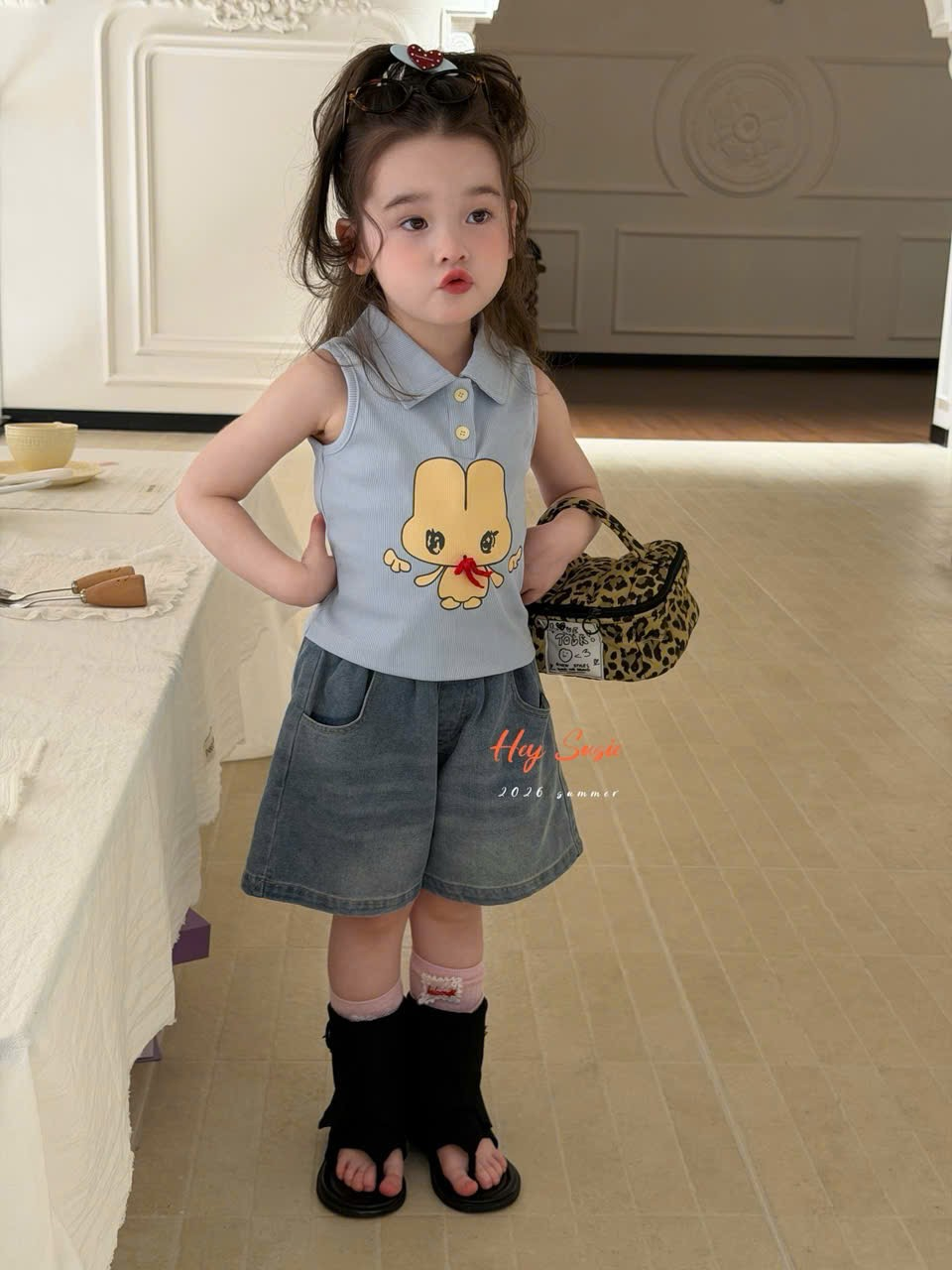 HS13 - Áo sát nách cổ bẻ hoạ tiết thỏ màu xanh dương hãng Hey Susie