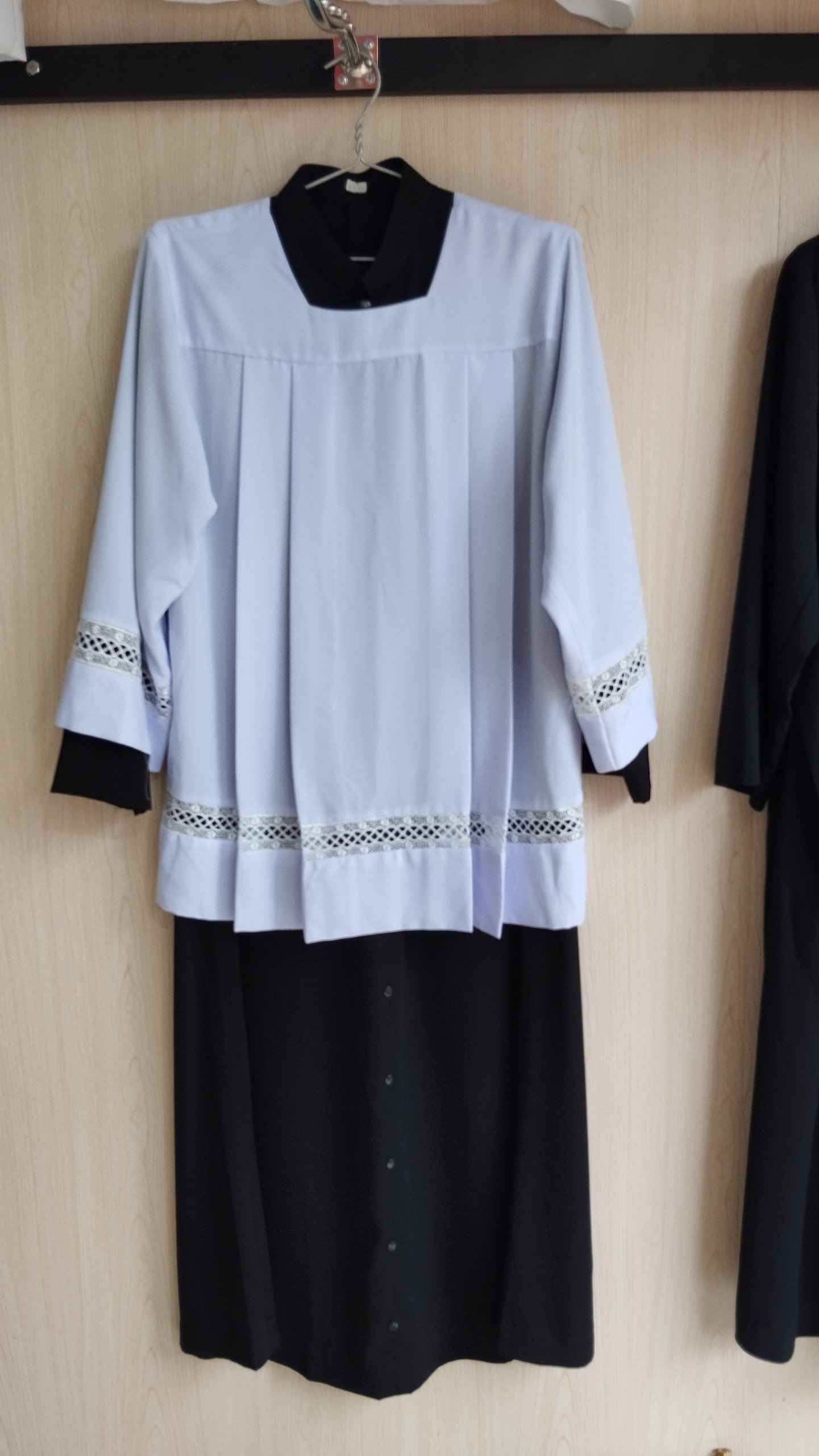 Bộ áo giúp lễ đen có ren