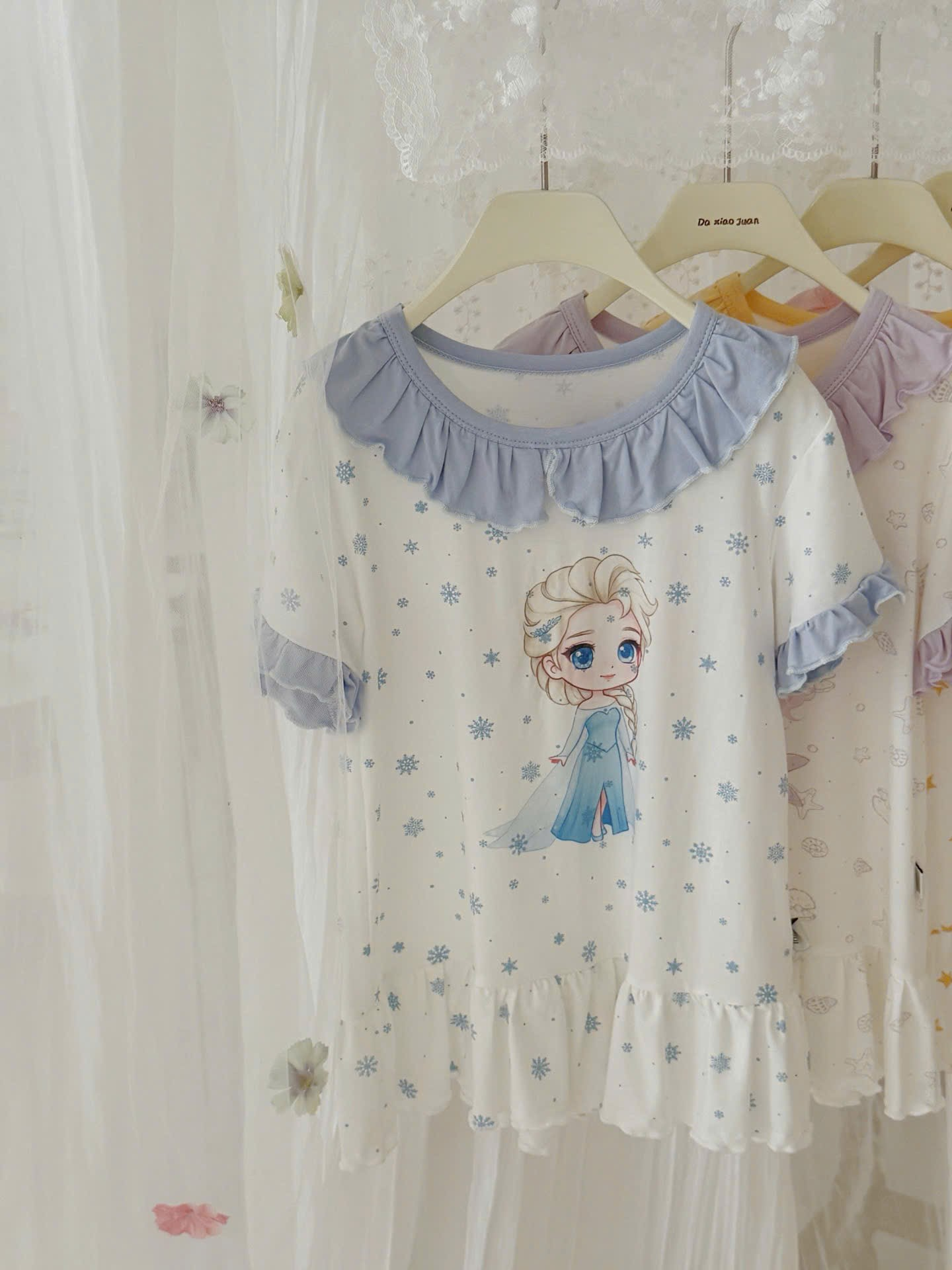 V35 - Váy ngủ cổ bèo hoạ tiết Elsa xanh hãng Hey Honey