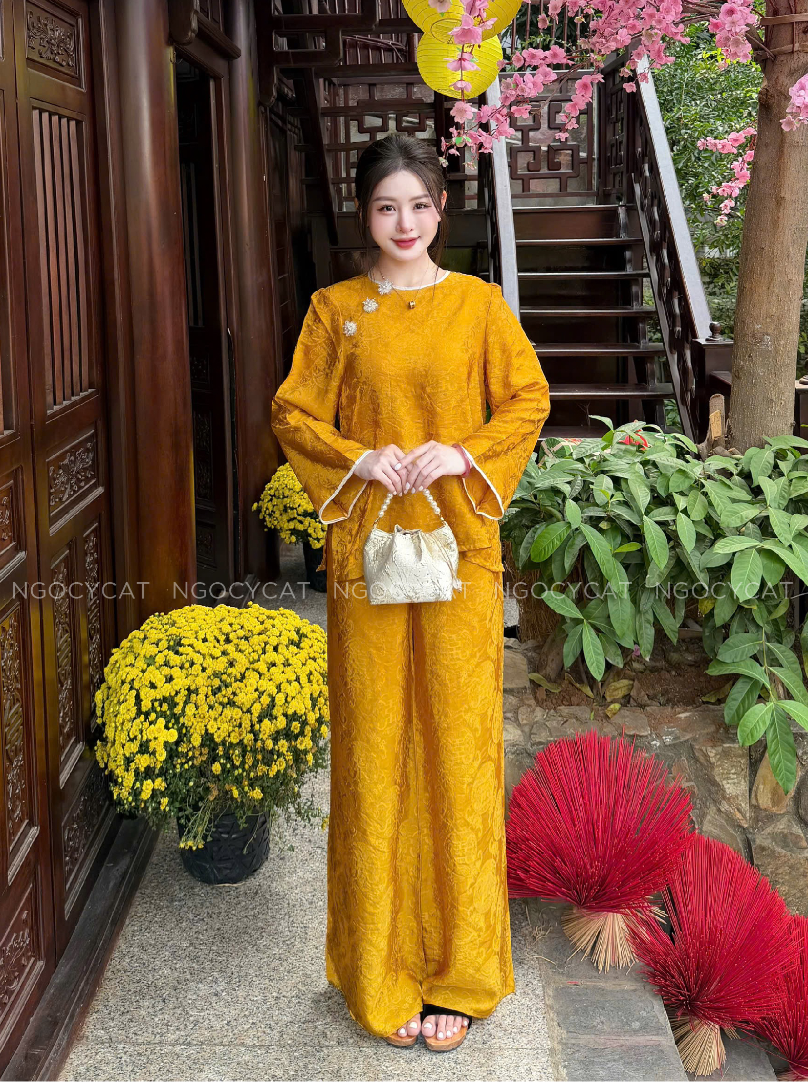 Áo Bà Ba Cam Đất Tơ Tằm Ánh Kim Charm Hoa