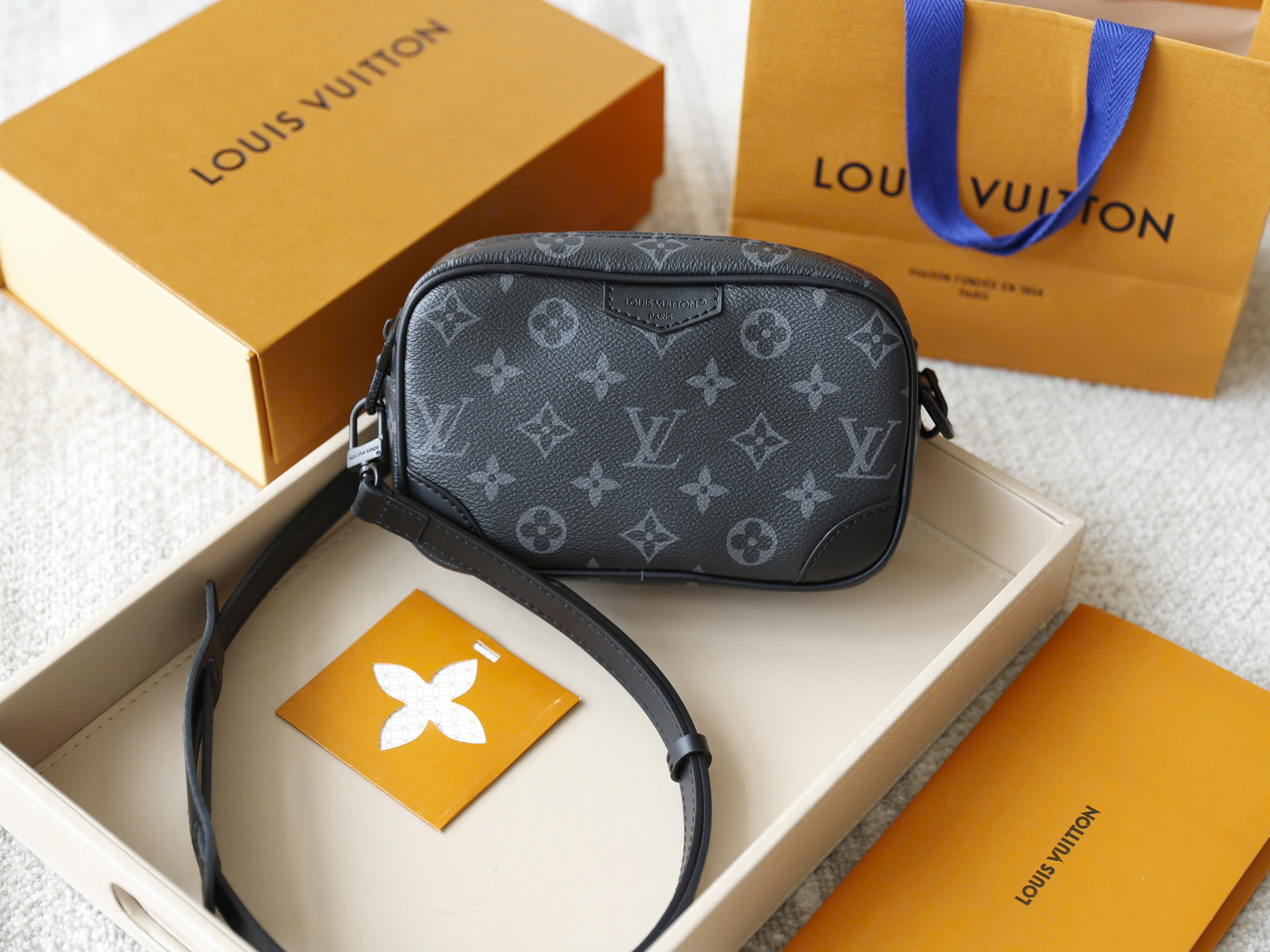 Túi đeo Louis Vuitton Trocadéro 
